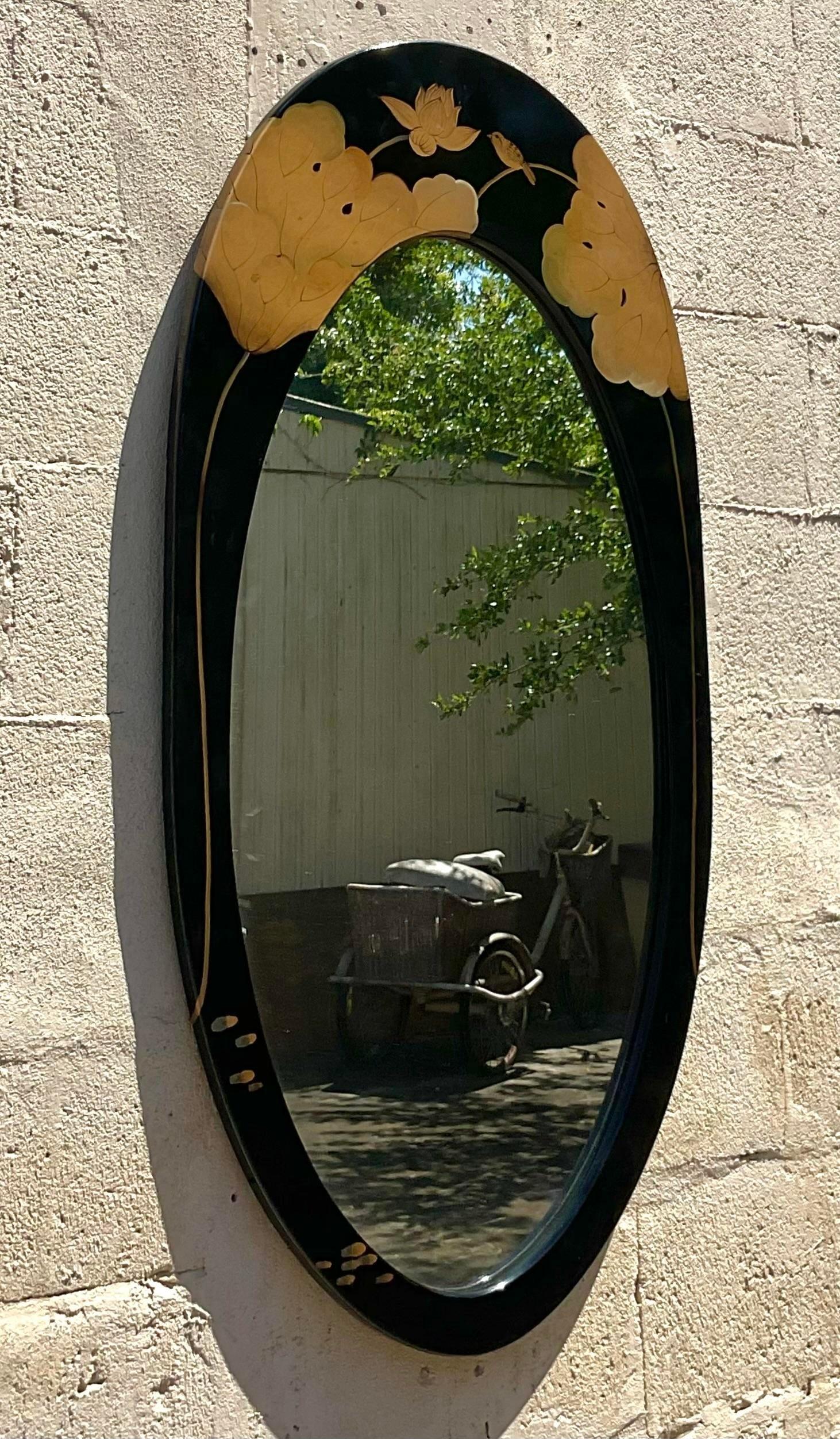 Ajoutez une touche bohème à votre espace avec notre miroir laqué Vintage By By Lotus Blossom. Eleg de l'artisanat américain, ce miroir présente un délicat design de fleur de lotus, apportant un mélange de charme vintage et d'élégance artistique à