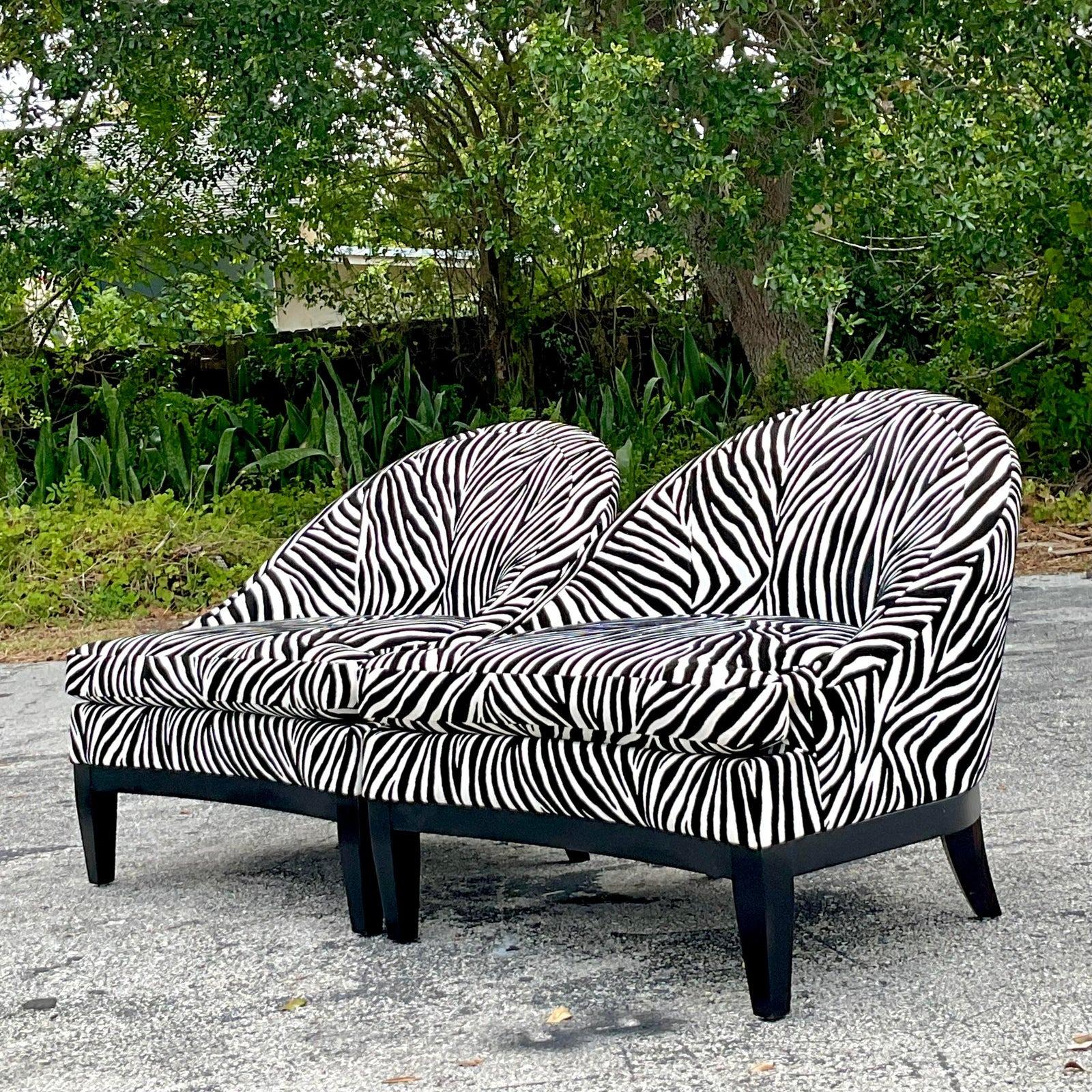 Eleva il tuo spazio abitativo con questa coppia di sedie da salotto vintage Boho Low Slung Zebra. Caratterizzate da un inconfondibile stile americano, queste sedie fondono l'eleganza rilassata dello stile bohémien con audaci stampe zebrate, creando