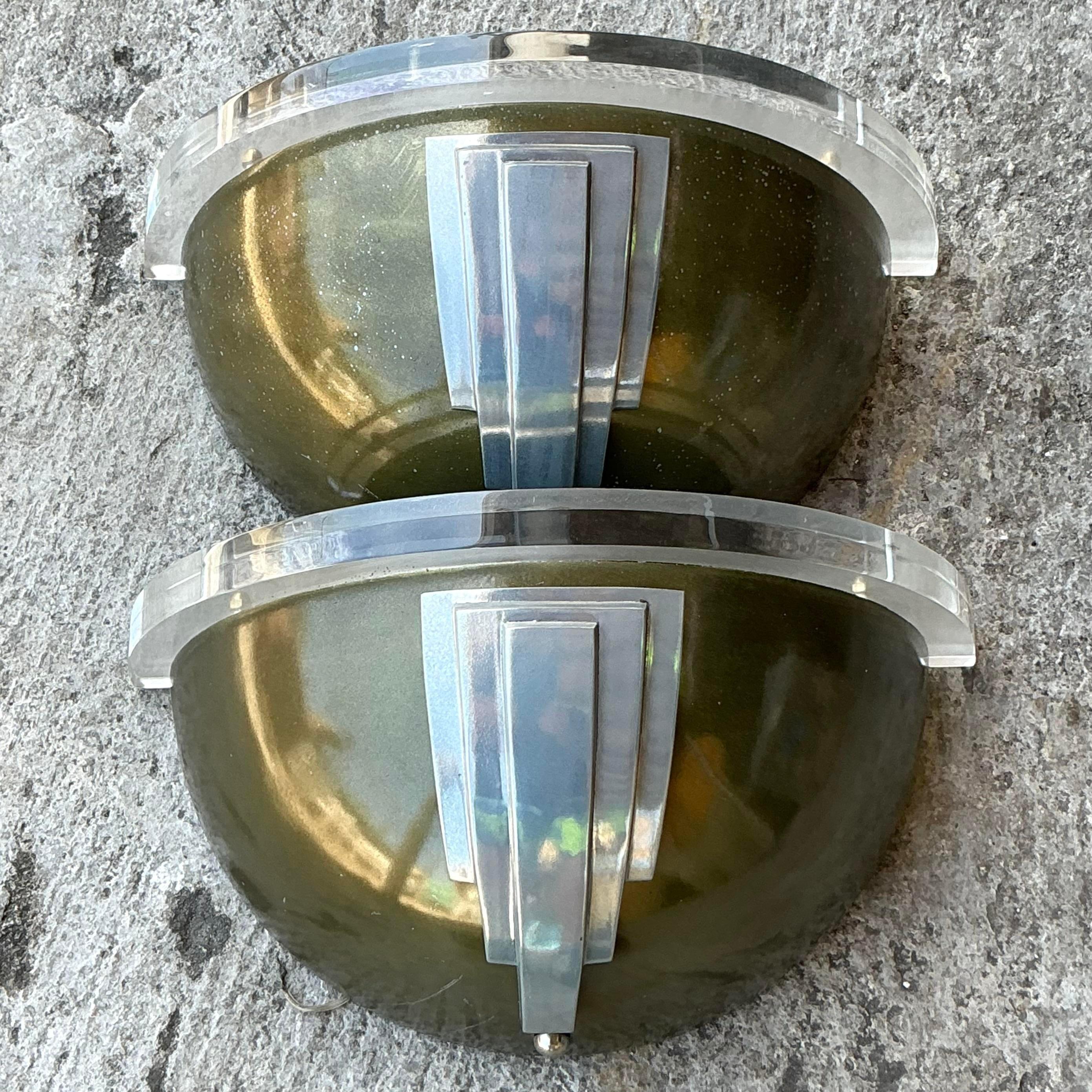 Applique vintage in lucite e metallo Deco - una coppia In condizioni buone in vendita a west palm beach, FL