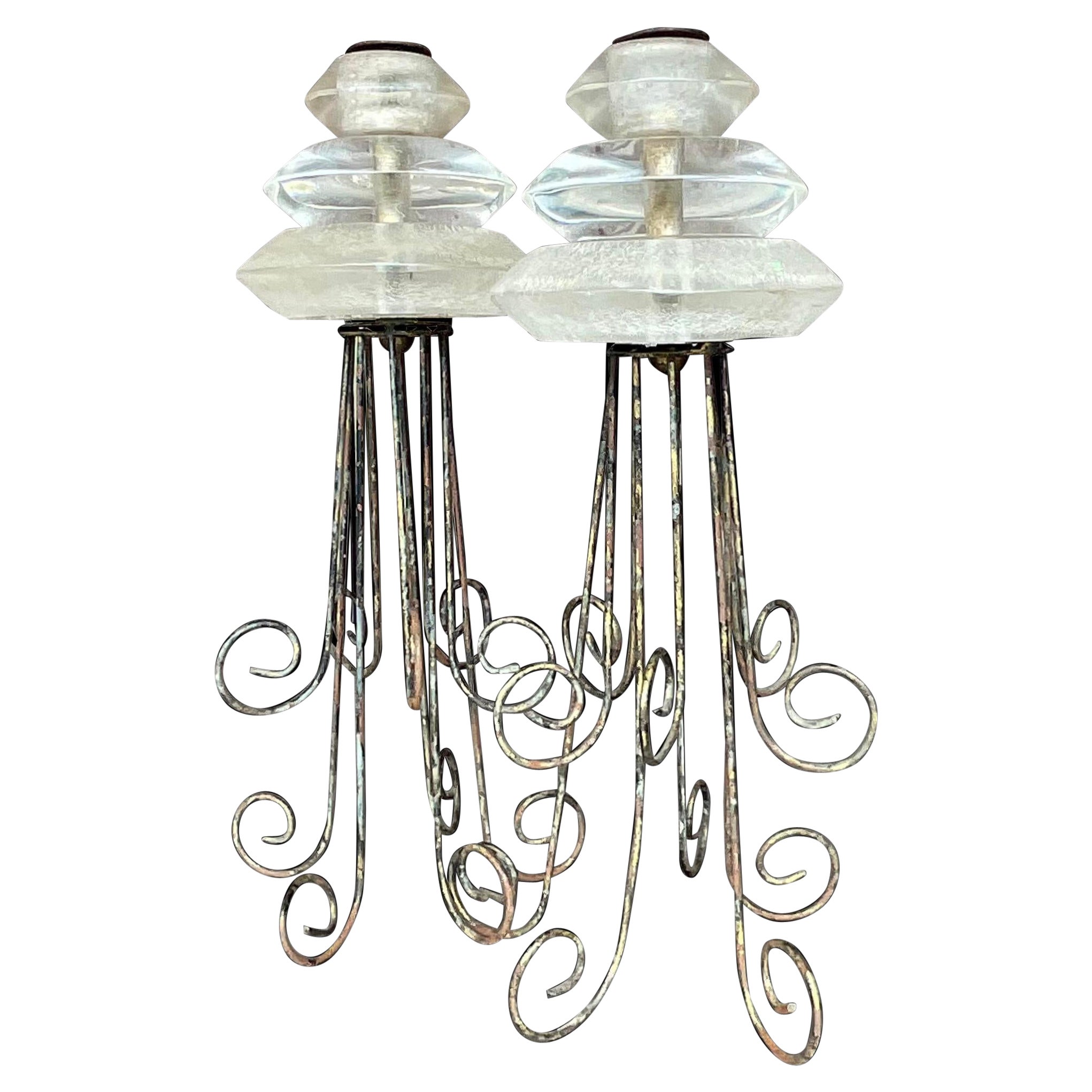Set von 2 Boho-Kerzenständern aus Lucite und Metall mit Schnörkeln aus Metall im Angebot