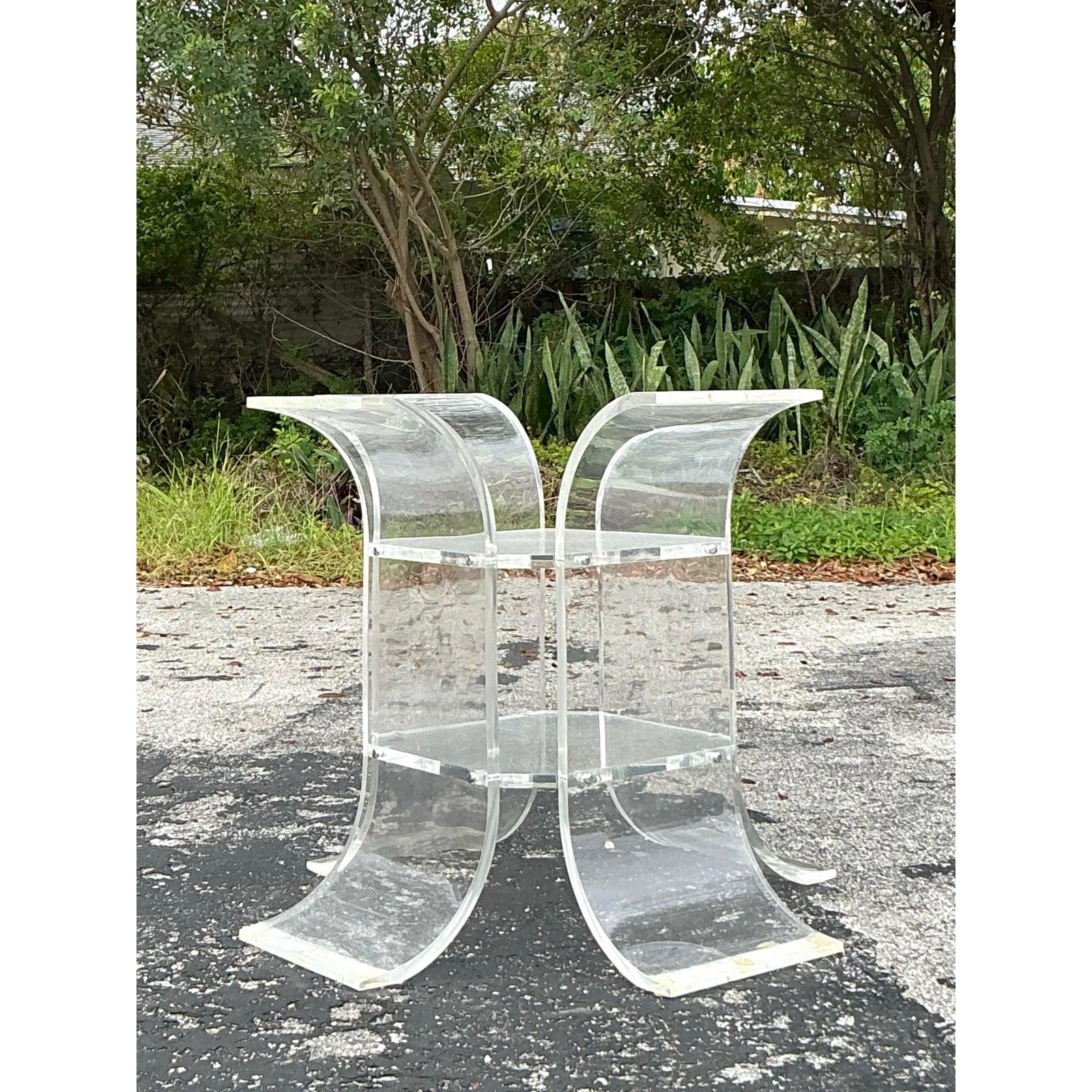 Rehaussez votre salle à manger avec ce superbe pied de table vintage en Lucite, un exemple frappant du design moderne et bohémien du milieu du siècle. Sa silhouette sculpturale présente des pieds gracieusement incurvés qui créent un sentiment de