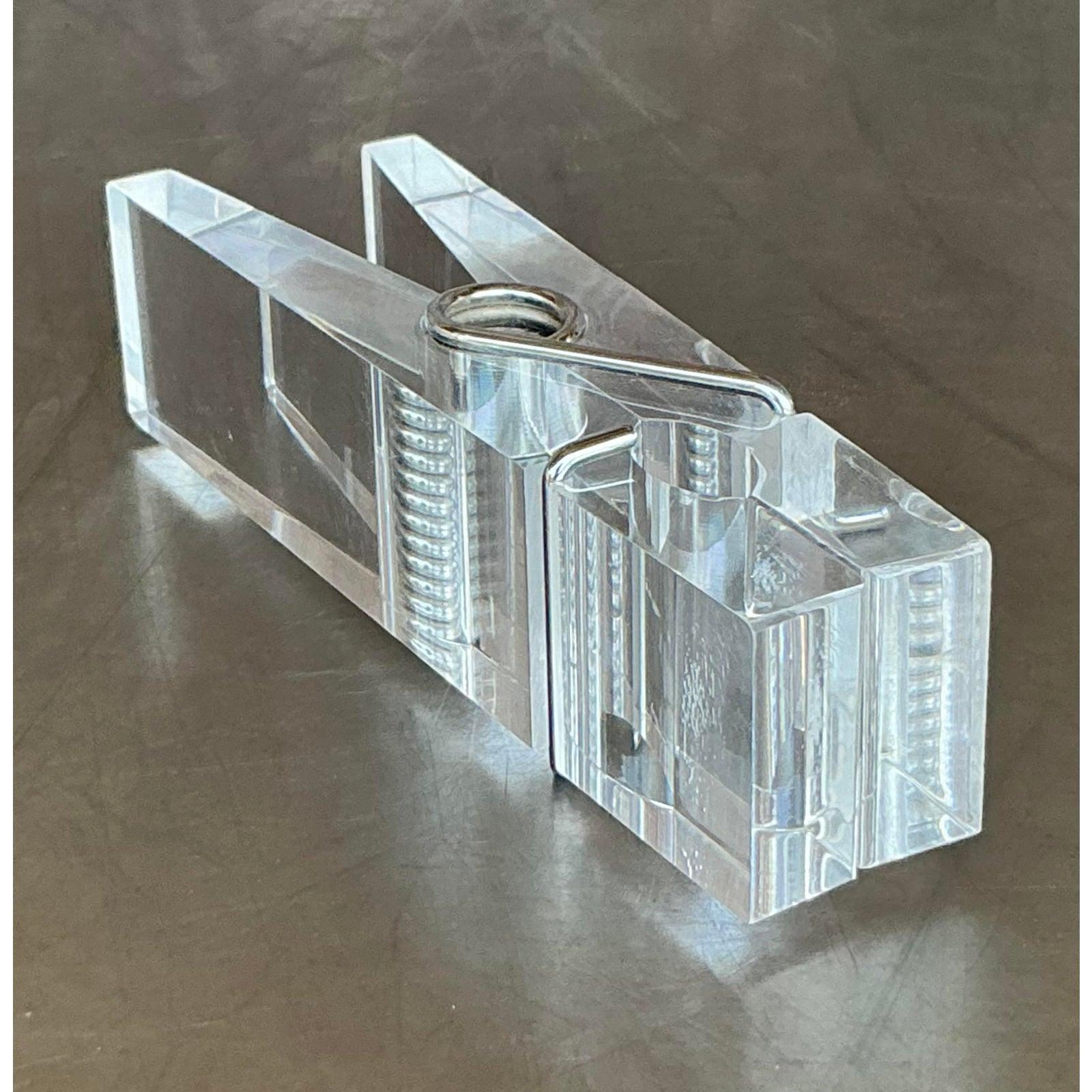 Audace, stravagante e innegabilmente chic, questa scultura spilla per abiti in lucite oversize unisce la giocosità della pop art a un design moderno ed elegante. Realizzato in acrilico cristallino con una molla in metallo scintillante, è una