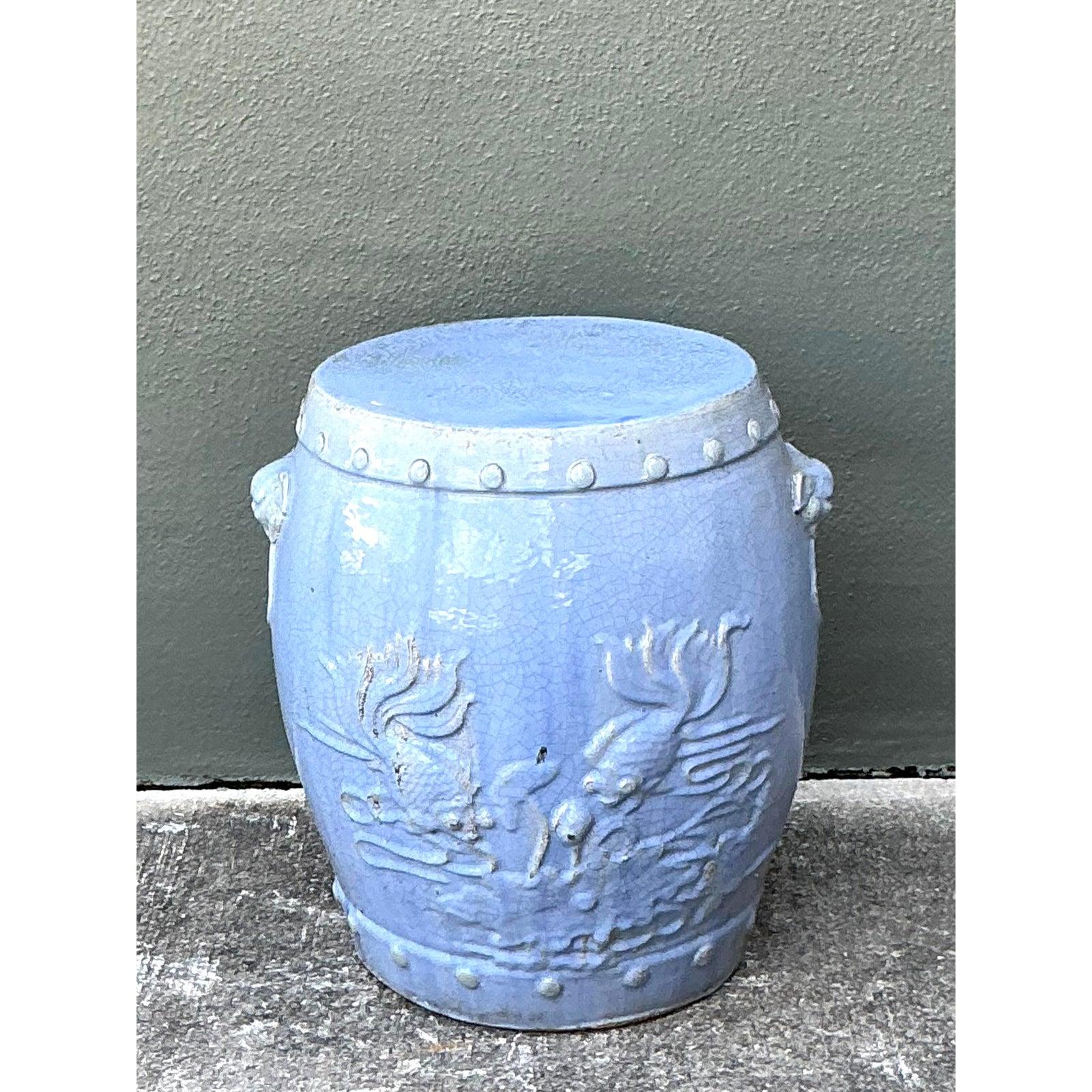 Dieser bezaubernde Gartenhocker aus Keramik im Vintage-Stil verleiht Ihrem Raum einen Hauch von Gelassenheit und zeitloser Schönheit. Der Hocker mit der klassischen Trommelsilhouette ist mit einer weichen, nebligen grauen Glasur versehen, die sich