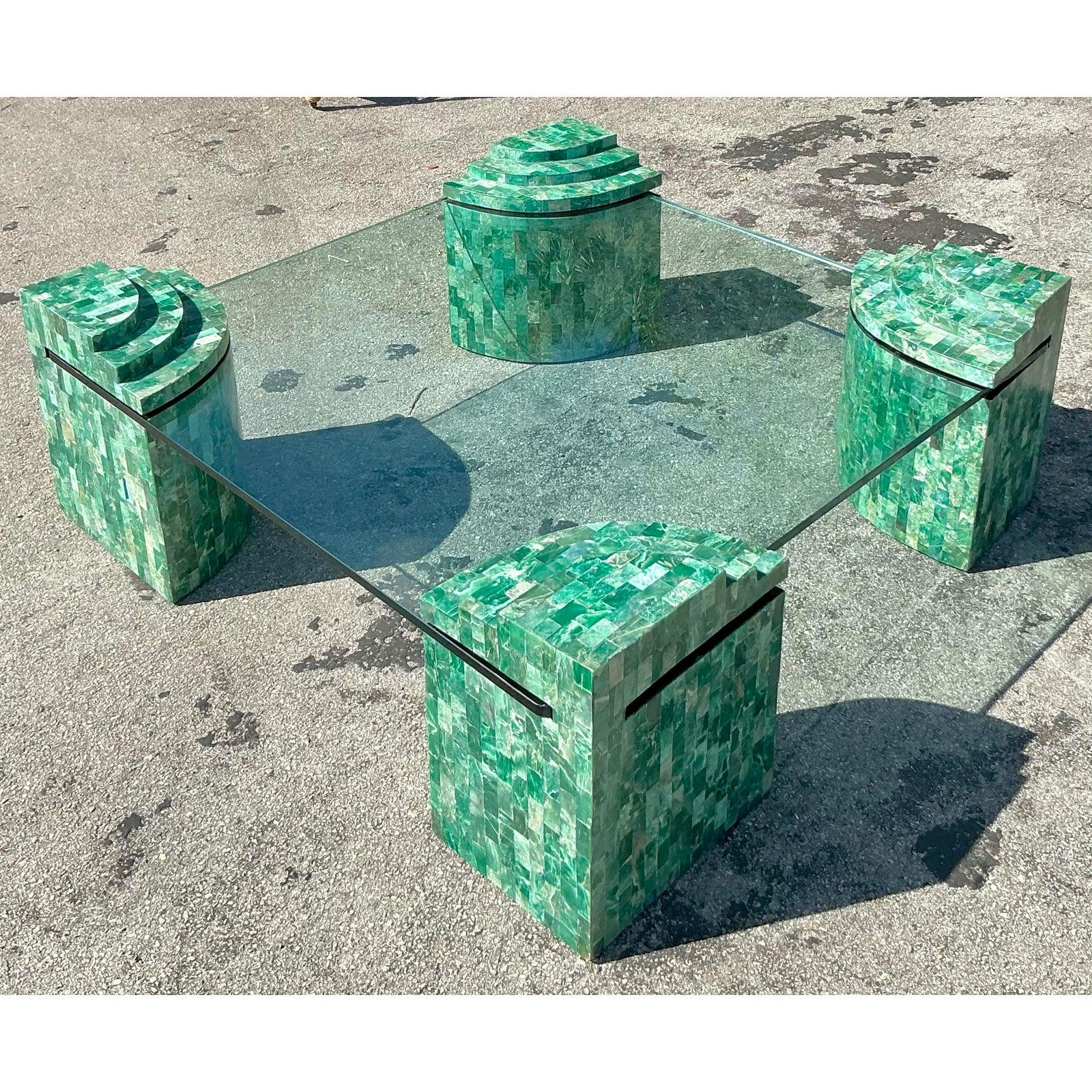 Rehaussez votre espace de vie avec cette époustouflante table basse vintage en pierre tessellée de Maitland Smith, un chef-d'œuvre d'art et de design. Cette table remarquable présente quatre bases sculpturales en pierre verte ornées d'un motif