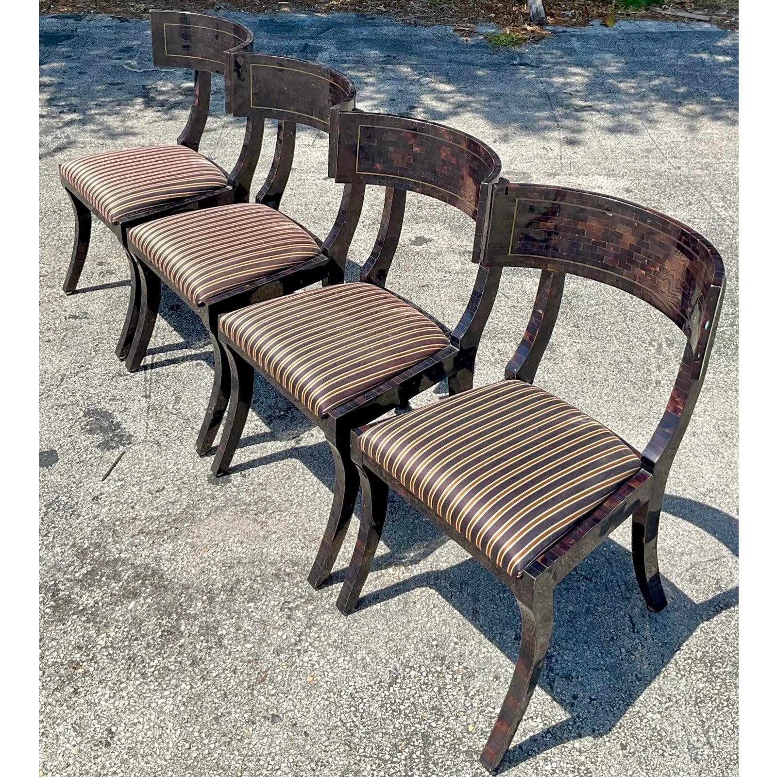 Eleva i tuoi interni con questo squisito set di quattro sedie vintage Maitland Smith Klismos, un raro e raffinato esempio di artigianato boho-luxe. Caratterizzate da suggestivi intarsi in corno tassellato in profonde tonalità fumé, queste sedie