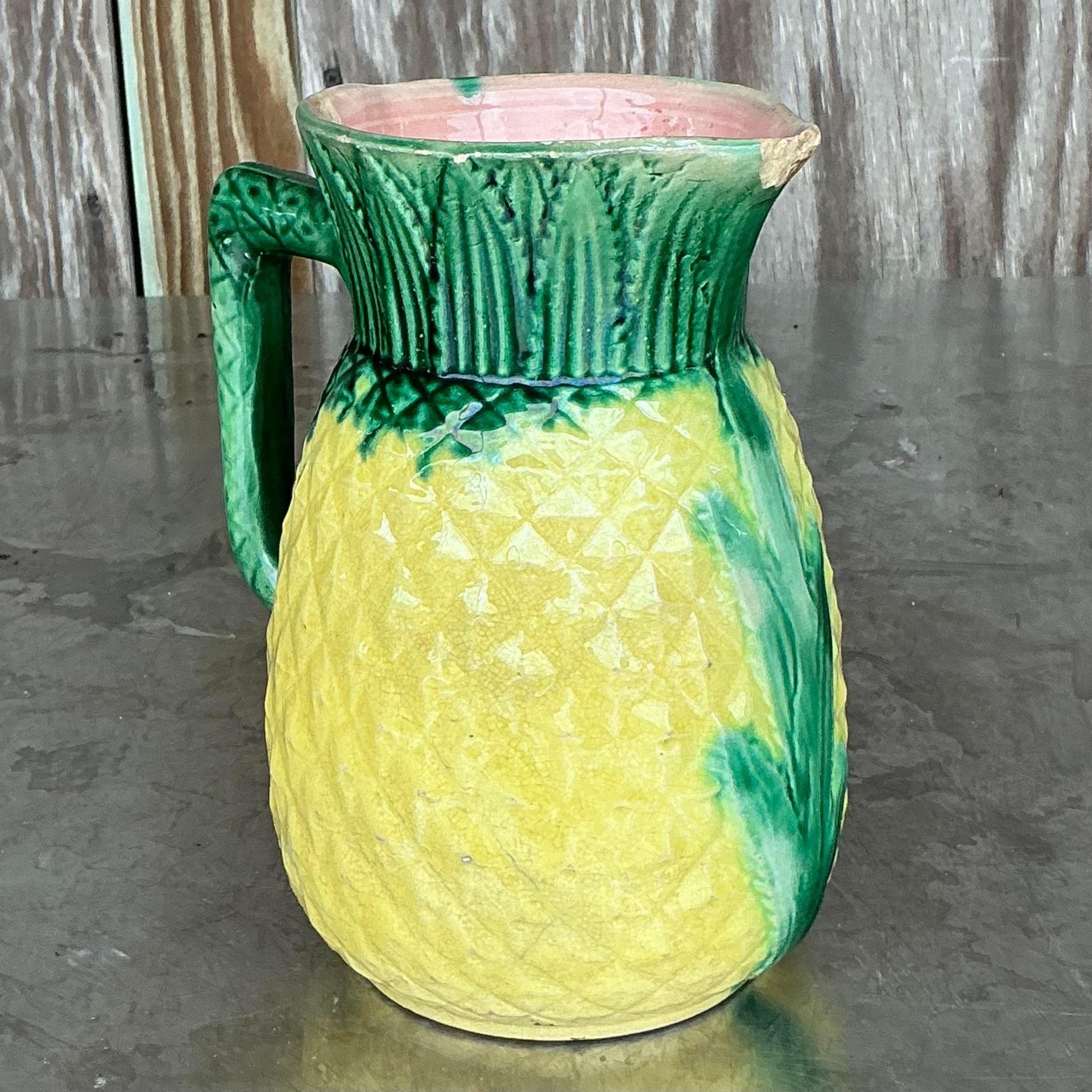 Pichet en relief en relief vintage de style Boho Majolica Bon état - En vente à West Palm Beach, FL