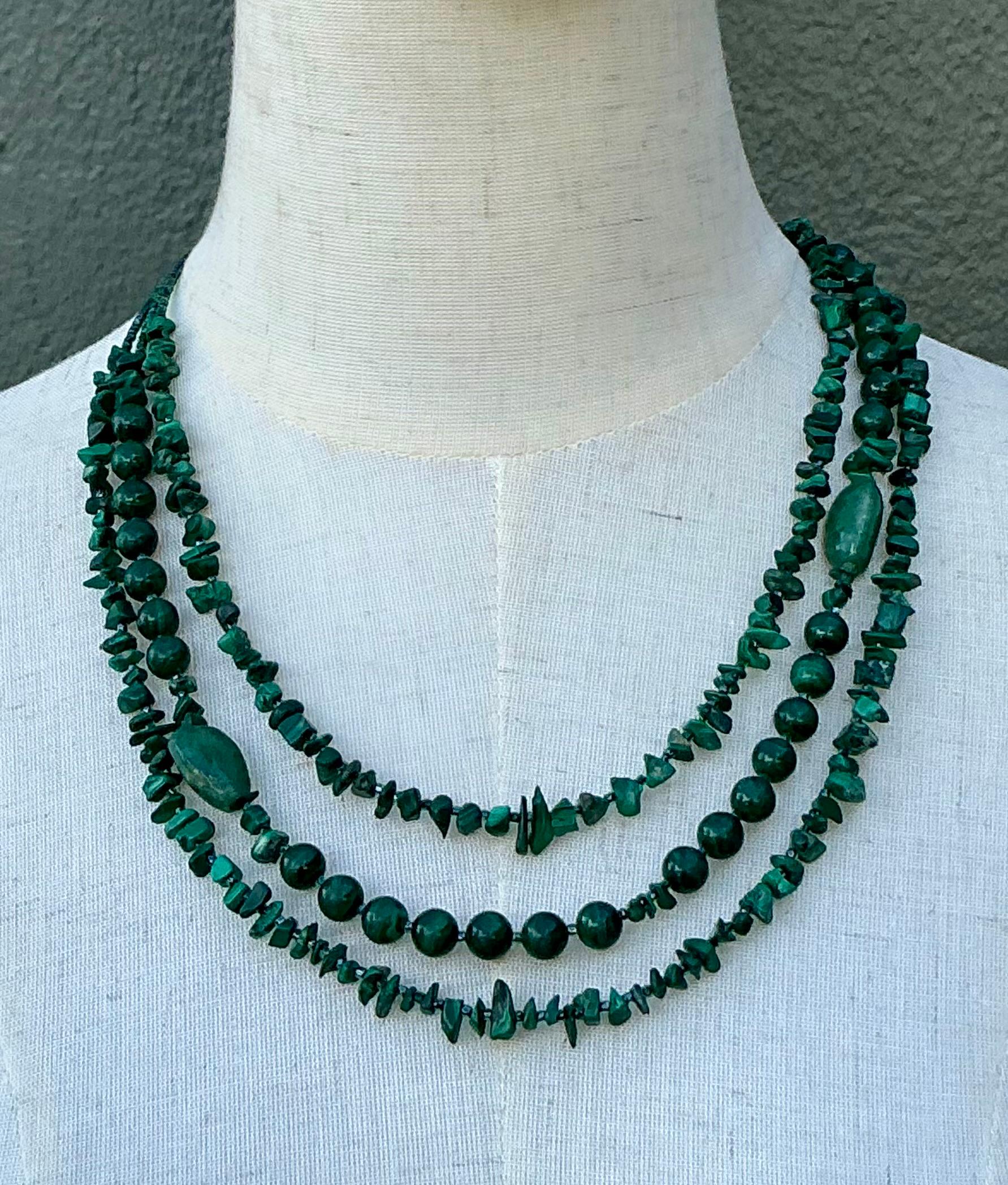 Collier Vintage Boho Malachite à trois brins Bon état - En vente à West Palm Beach, FL