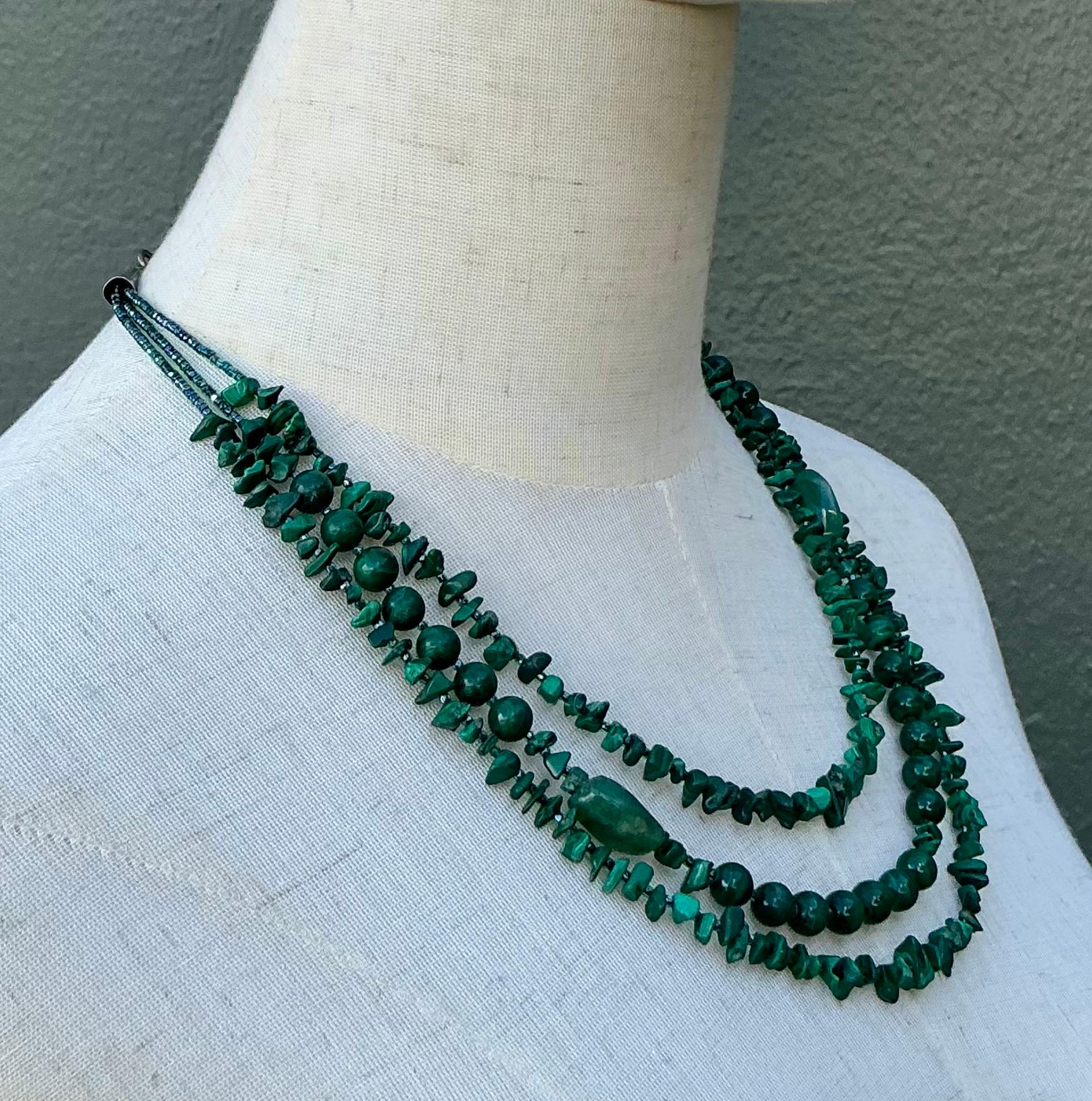 Collier Vintage Boho Malachite à trois brins en vente 1