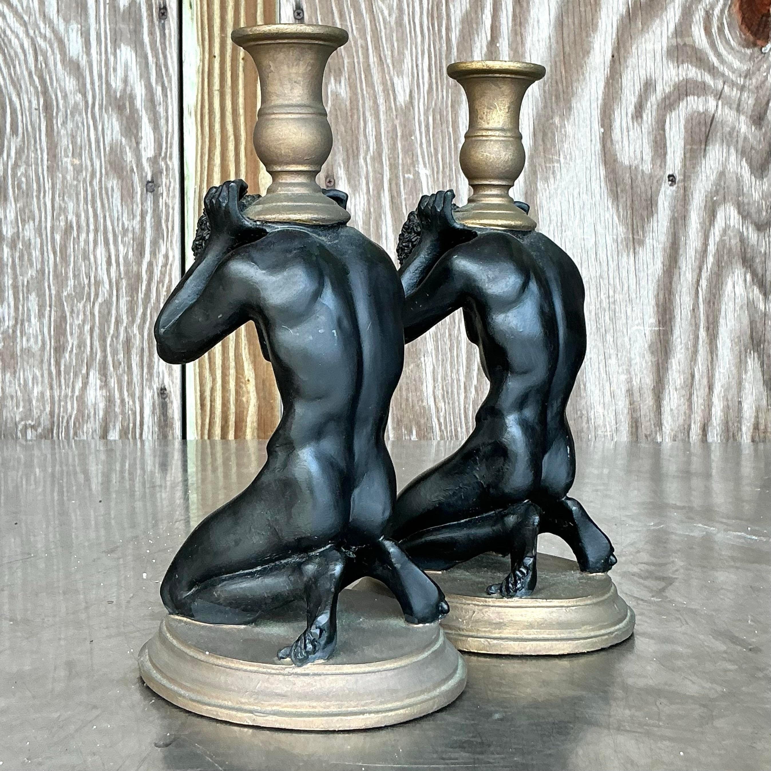 Élevez votre décoration intérieure avec cette captivante paire de chandeliers vintage à figure masculine Boho. Ces chandeliers apportent une touche artistique et audacieuse à tout espace. Ils sont ornés d'une sculpture noire représentant une figure
