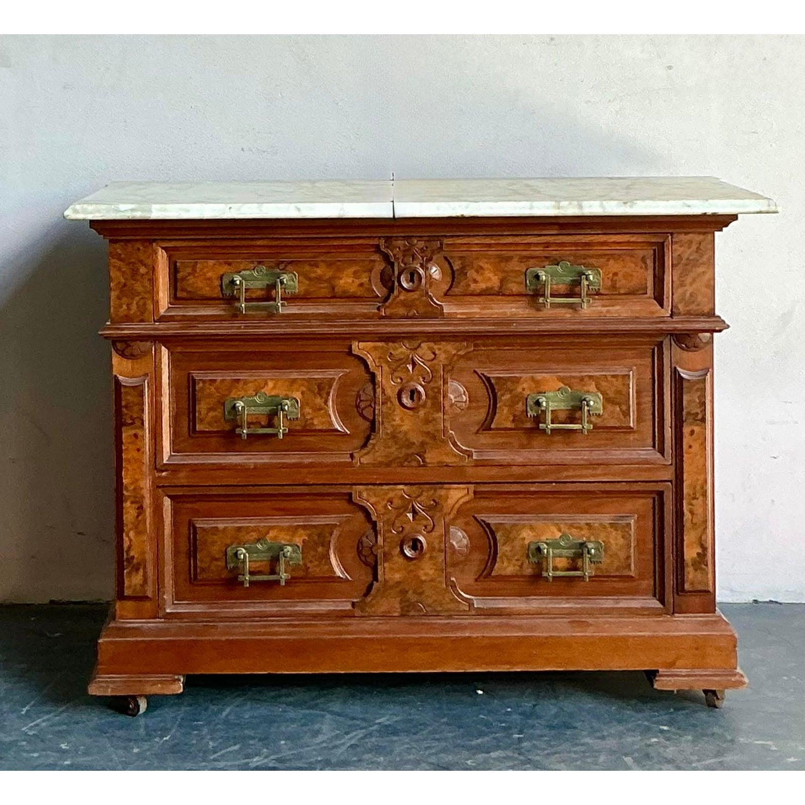 Baroque Commode Eastlake Vintage Boho à plateau en marbre en vente