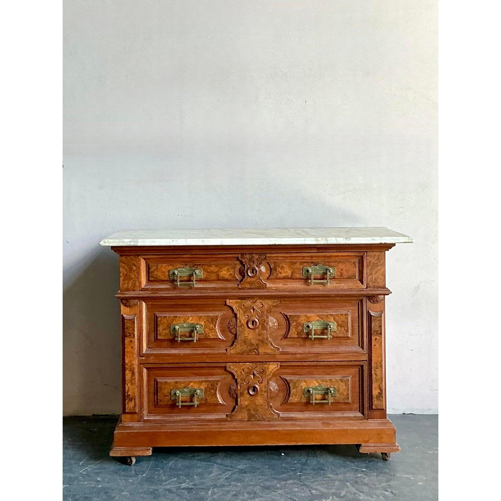 20ième siècle Commode Eastlake Vintage Boho à plateau en marbre en vente