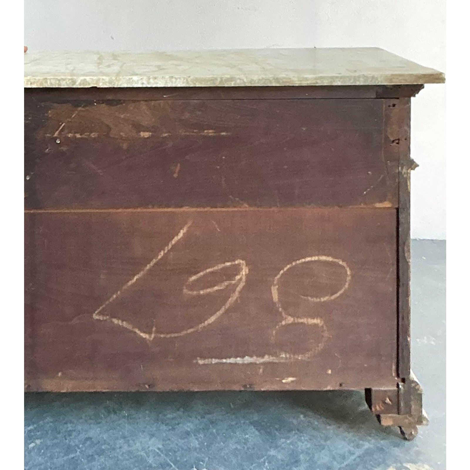 Laiton Commode Eastlake Vintage Boho à plateau en marbre en vente