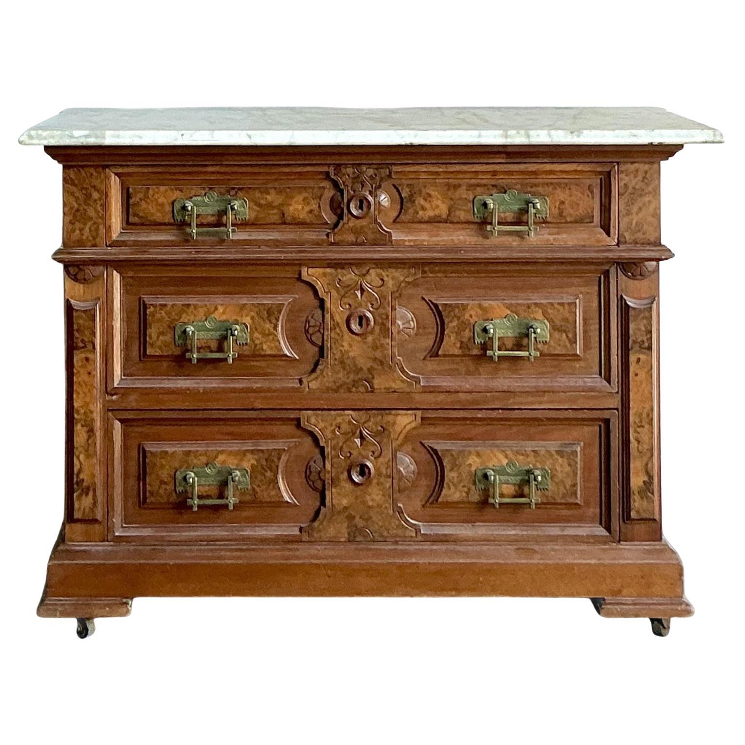 Commode Eastlake Vintage Boho à plateau en marbre en vente