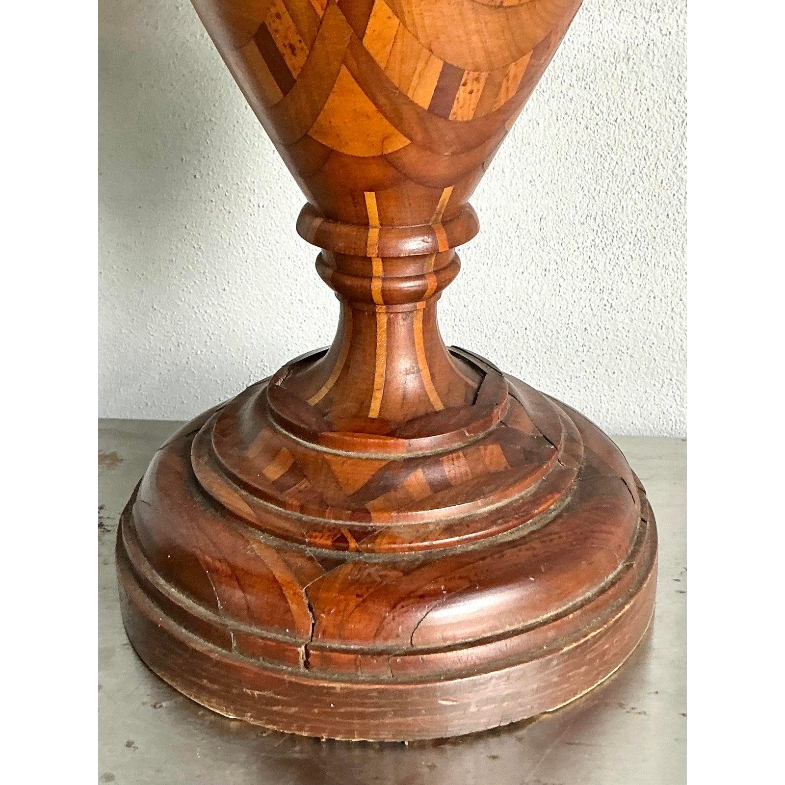 Lampada vintage in legno intarsiato in stile boemo In condizioni buone in vendita a West Palm Beach, FL