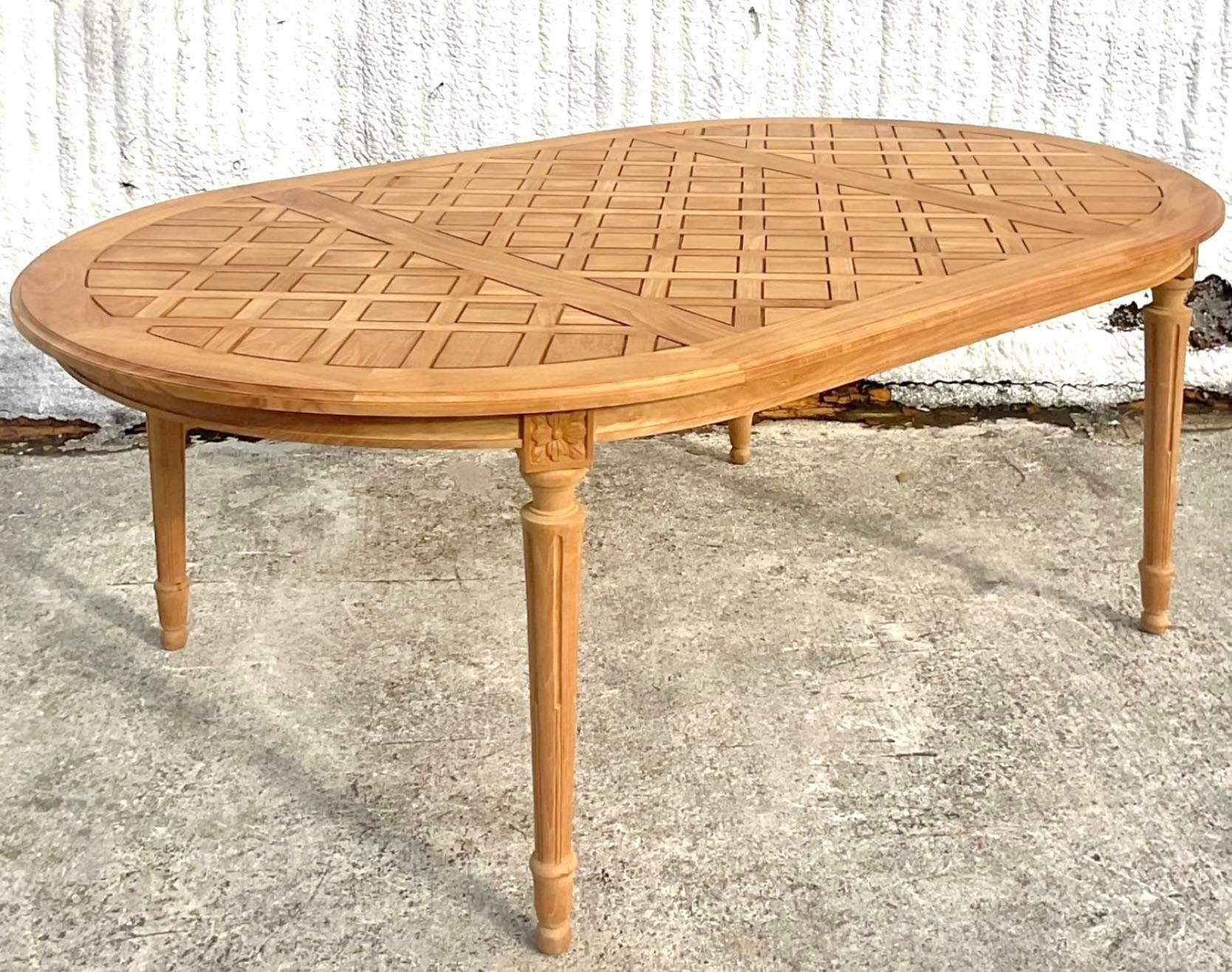 Une exquise table de jardin en bois vintage Boho Massant de style américain, fabriquée pour apporter un charme naturel et une élégance bohème à votre expérience de repas en plein air. Cette table présente un travail du bois artisanal et une