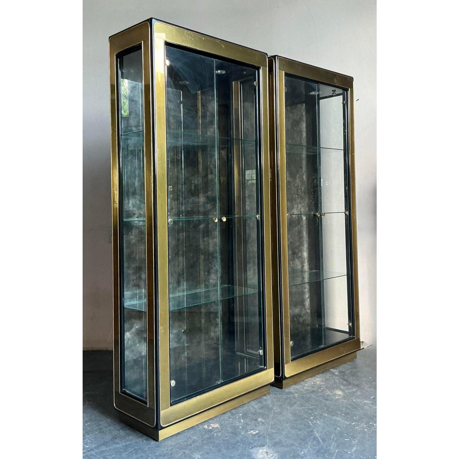 Américain Etagère Vintage Boho Mastercraft en laiton - Une paire en vente