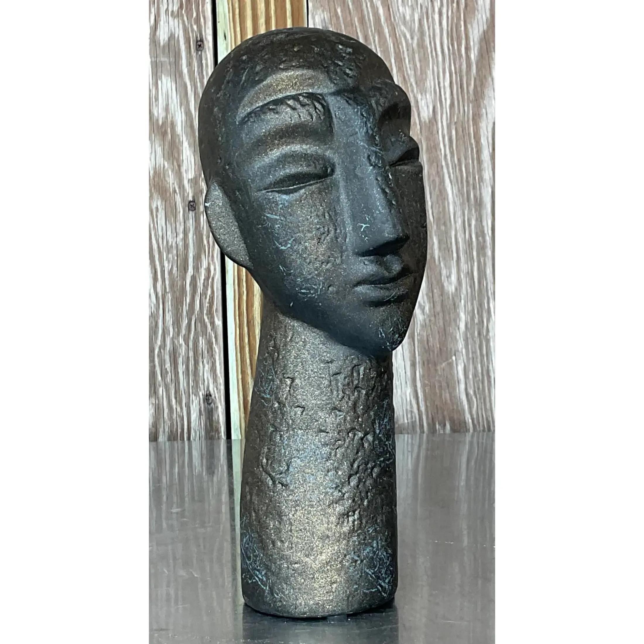 Un fabuleux buste vintage Boho Abstract. Une finition mate chic avec de beaux détails de texture