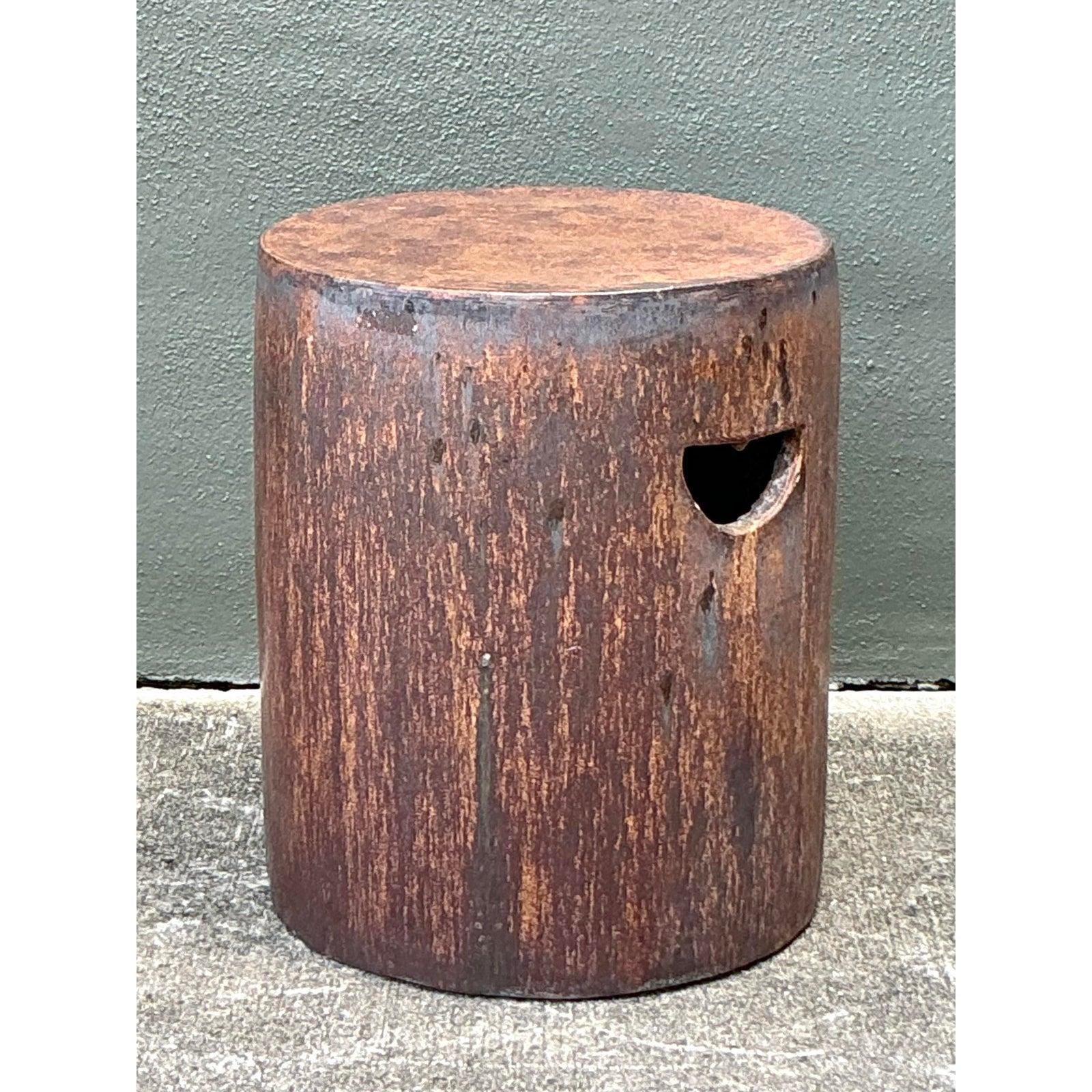 Embrassez la beauté brute et élémentaire de l'esthétique industrielle avec ce tabouret de jardin en céramique vintage saisissant. Conçue pour imiter l'aspect de l'acier Corten ou du fer oxydé, la pièce présente une silhouette de tambour cylindrique