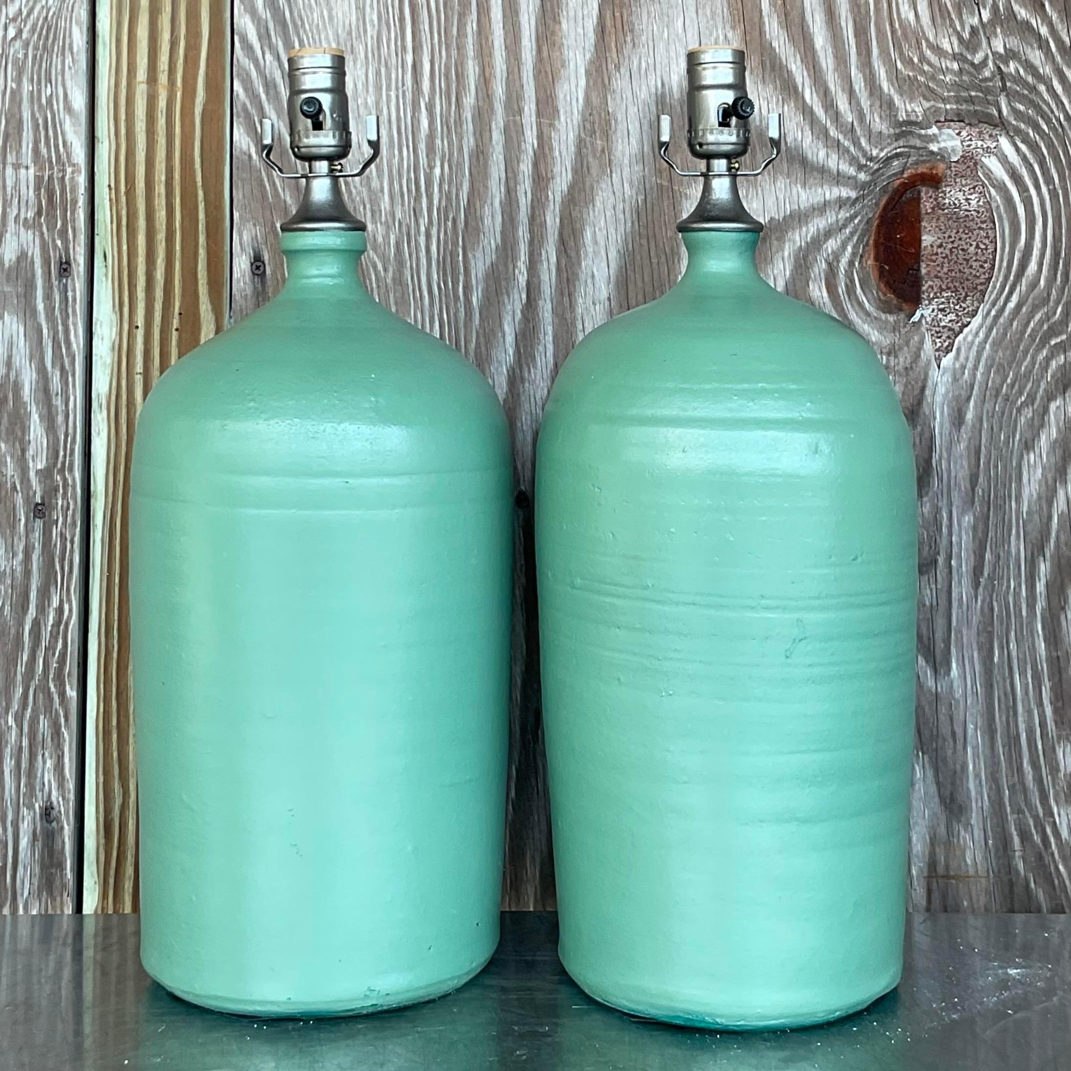 Une fabuleuse paire de lampes de table Boho vintage. Vases chics en poterie de studio de couleur verte avec une finition émaillée mate. Entièrement restauré avec tous les nouveaux câbles et accessoires. Acquis auprès d'une succession de Miami.