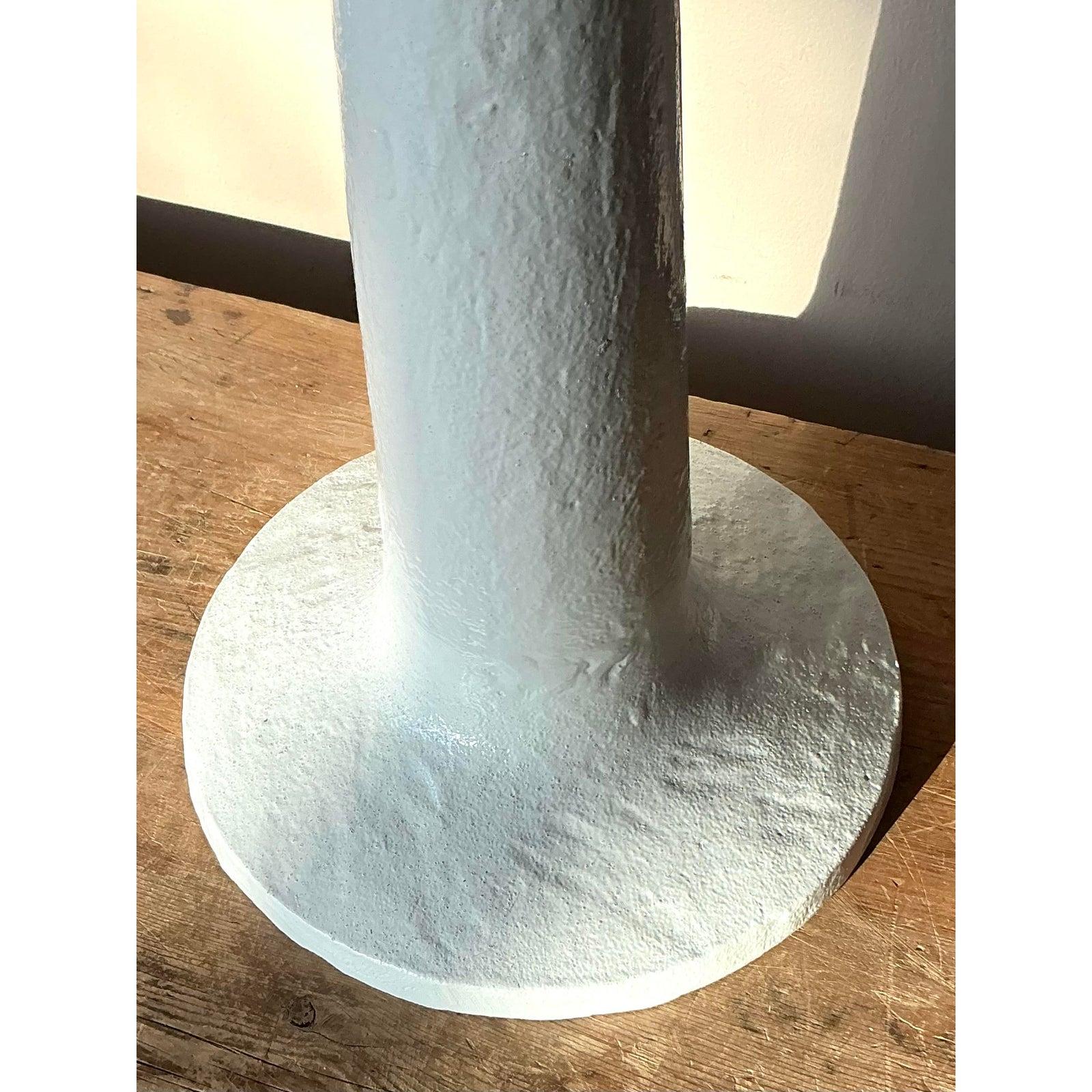 Ilumina tu espacio con la serenidad escultural de esta lámpara de pie vintage en blanco mate. Evocando el modernismo orgánico de los años 70 y la profundidad textural de los diseños en yeso de John Dickinson o Giacometti, esta pieza presenta una