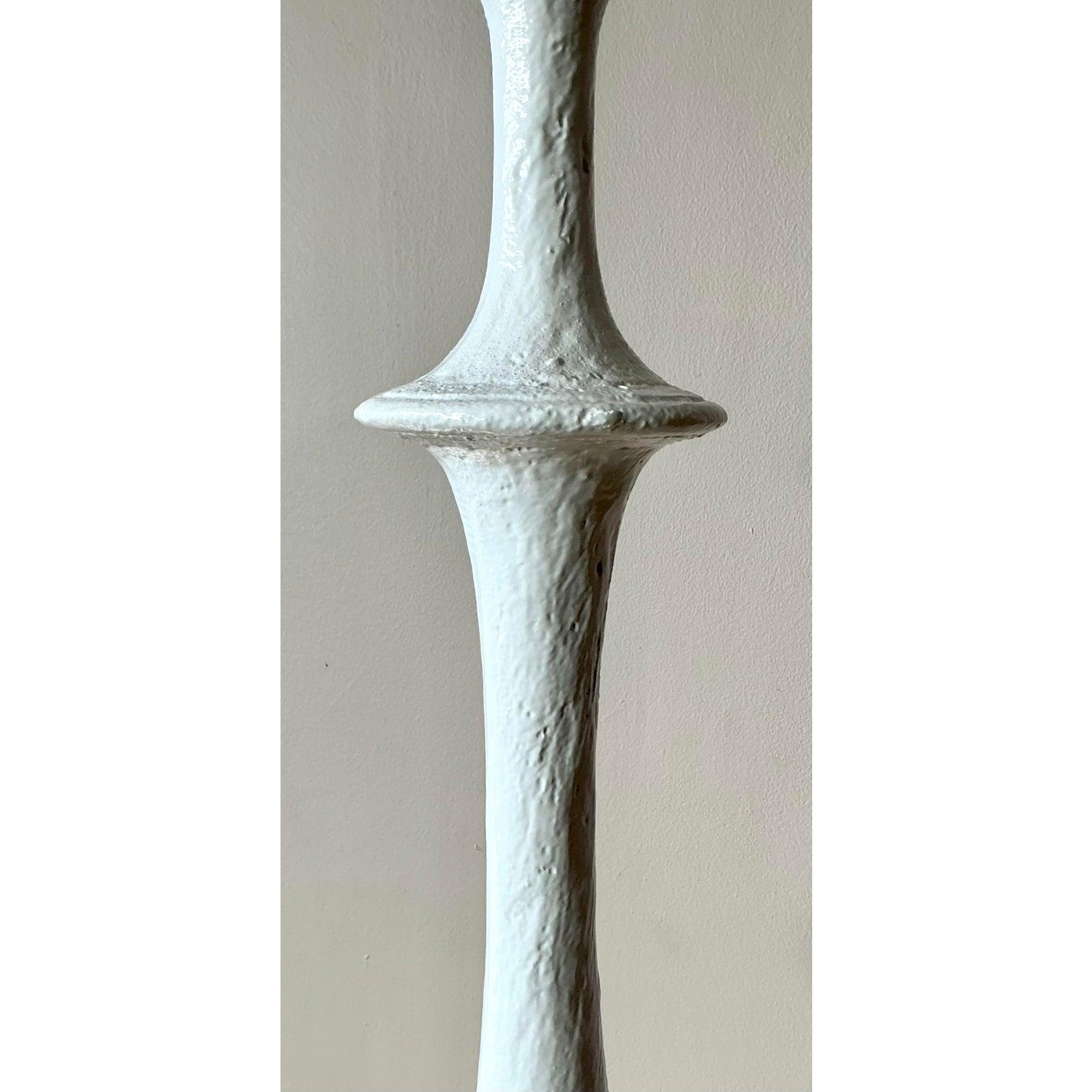 Lámpara de pie esculpida Vintage Boho Blanco Mate Estadounidense en venta