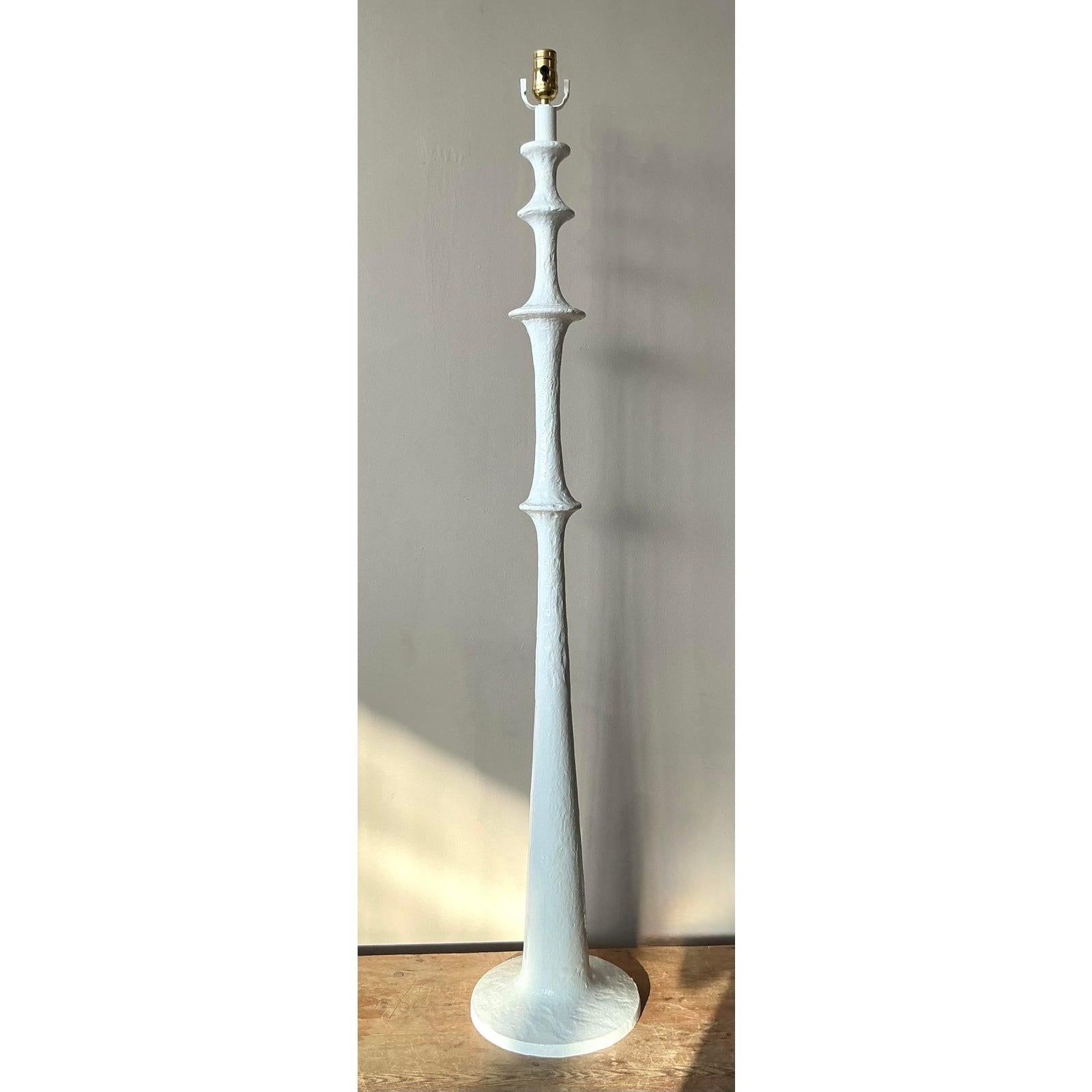 Lámpara de pie esculpida Vintage Boho Blanco Mate en Bueno estado para la venta en West Palm Beach, FL