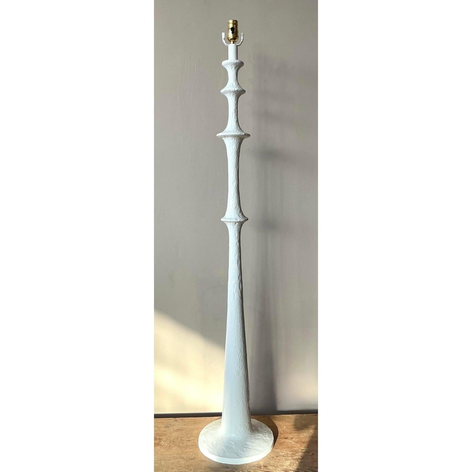 Lámpara de pie esculpida Vintage Boho Blanco Mate siglo XX en venta