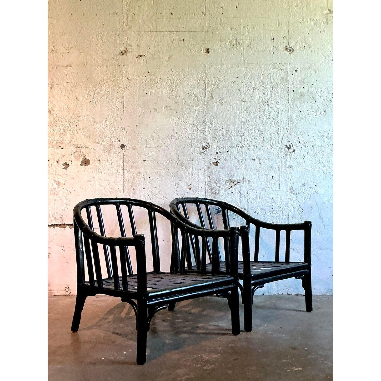 Dieses von McGuire inspirierte Sofa oder Sofa ist ein atemberaubendes Beispiel für stilvolles Vintage-Design und bringt einen Hauch organischer Eleganz in jede Einrichtung. Das meisterhaft aus gebogenem Rattan gefertigte und in edlem Schwarz