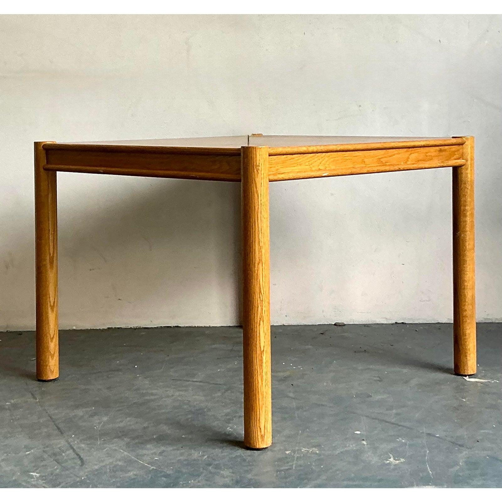 Presentamos un excepcional conjunto de mesa de juego vintage Boho McGuire, compuesto por una robusta mesa cuadrada de roble y cuatro sillas de director distintivas. Este sofisticado conjunto encarna la elegancia relajada y la artesanía sin parangón