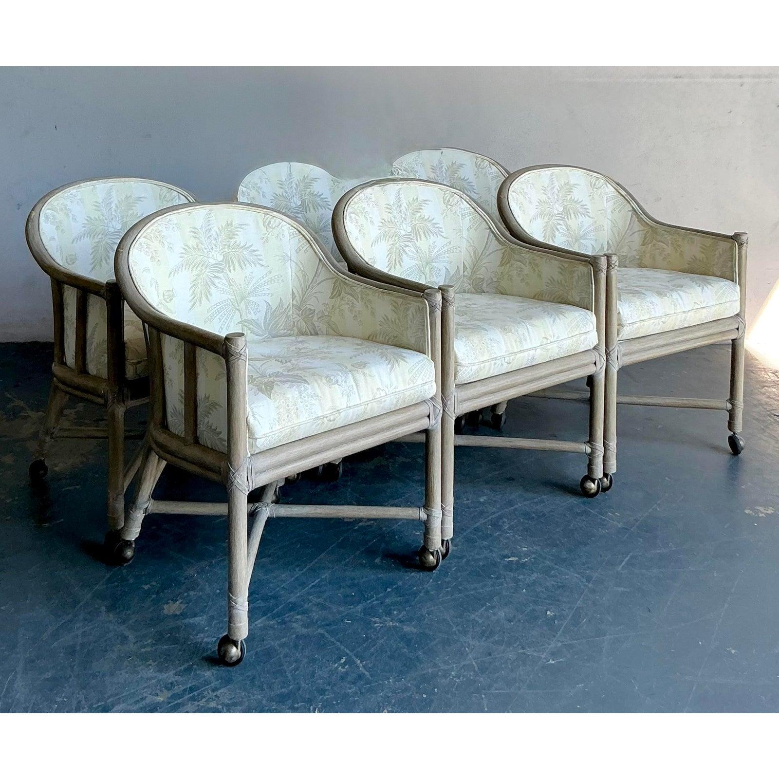 Questa affascinante sedia a botte vintage cattura il lusso rilassato degli stili Hollywood Regency e Coastal, resi popolari da produttori di alto livello come McGuire a metà e fine del XX secolo. Il telaio strutturato è realizzato in rattan avvolto
