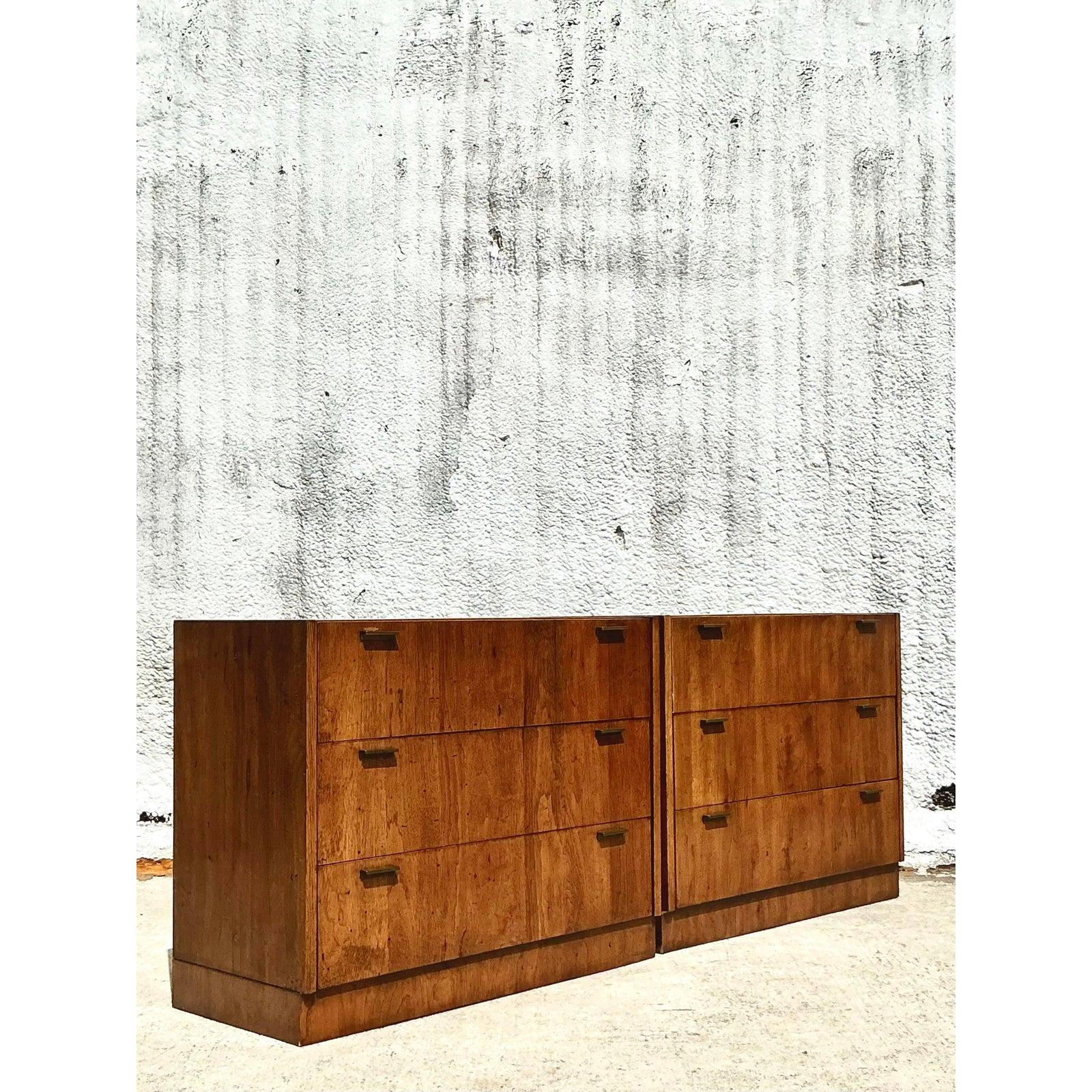 Abbraccia il fascino senza tempo del design di metà secolo con questa squisita coppia di cassapanche vintage in teak, che fonde le linee pulite scandinave con il calore bohémien. Realizzata in ricco e solido legno di teak, ogni cassapanca è