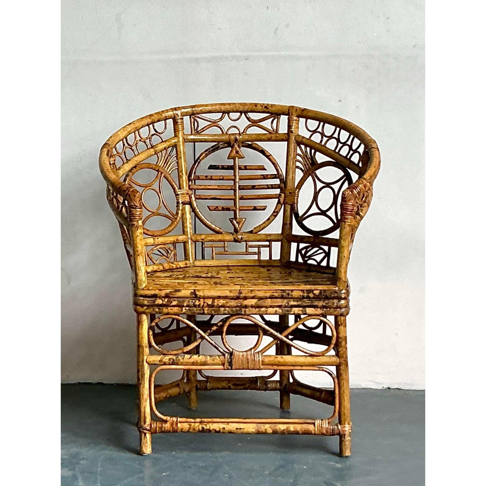 Captura la exótica elegancia de la Regencia inglesa con esta impresionante silla vintage de estilo Brighton Pavilion. Magistralmente elaborada a mano con bambú curvado y ratán, esta pieza es una verdadera obra de arte escultórica, que muestra un
