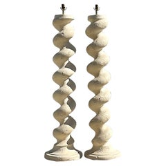 Paire de lampadaires vintage Boho Michael Taylor en plâtre avec colonne en spirale