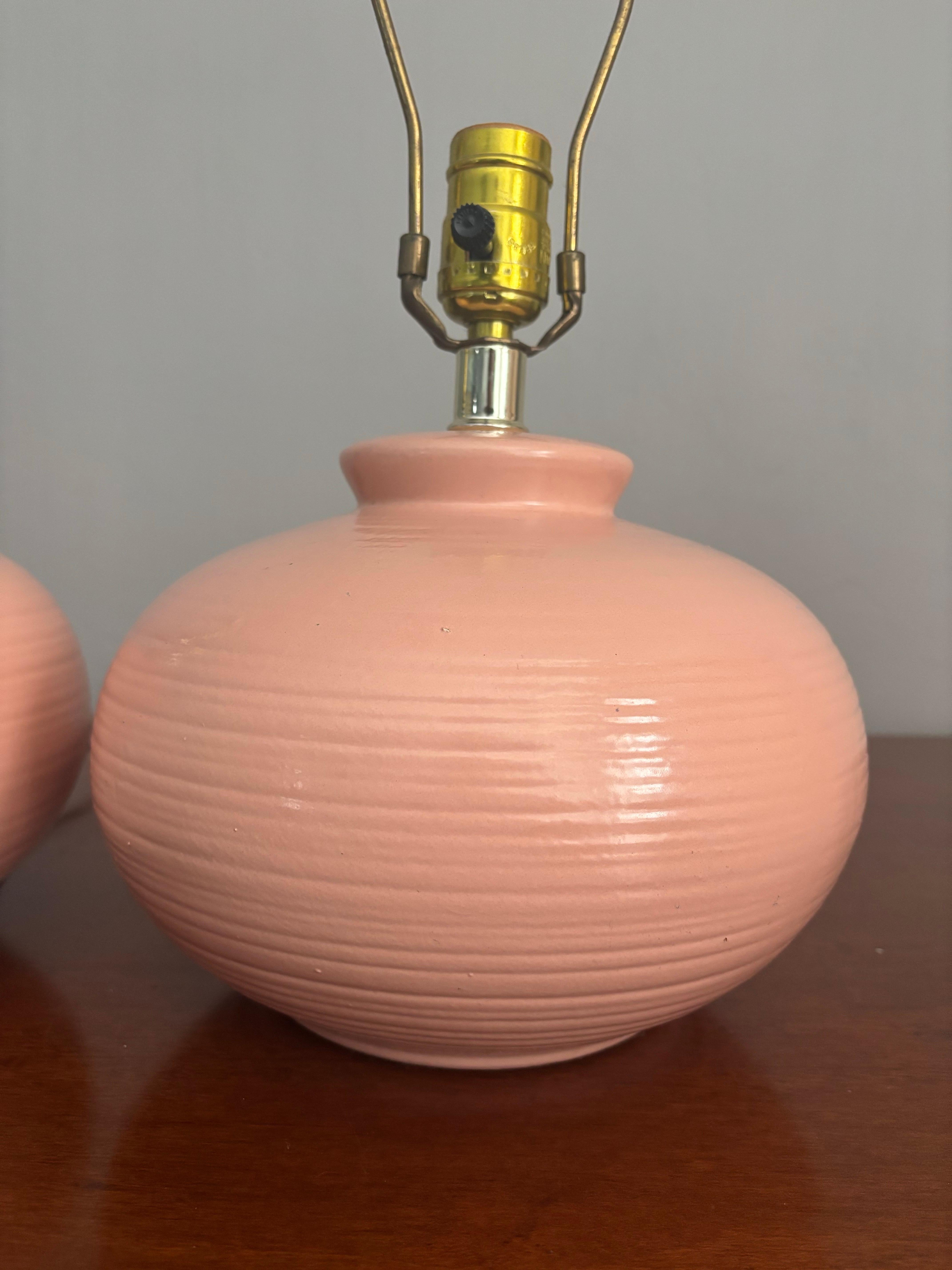 Lampes de table roses bohèmes modernes du milieu du siècle dernier Bon état - En vente à Boynton Beach, FL
