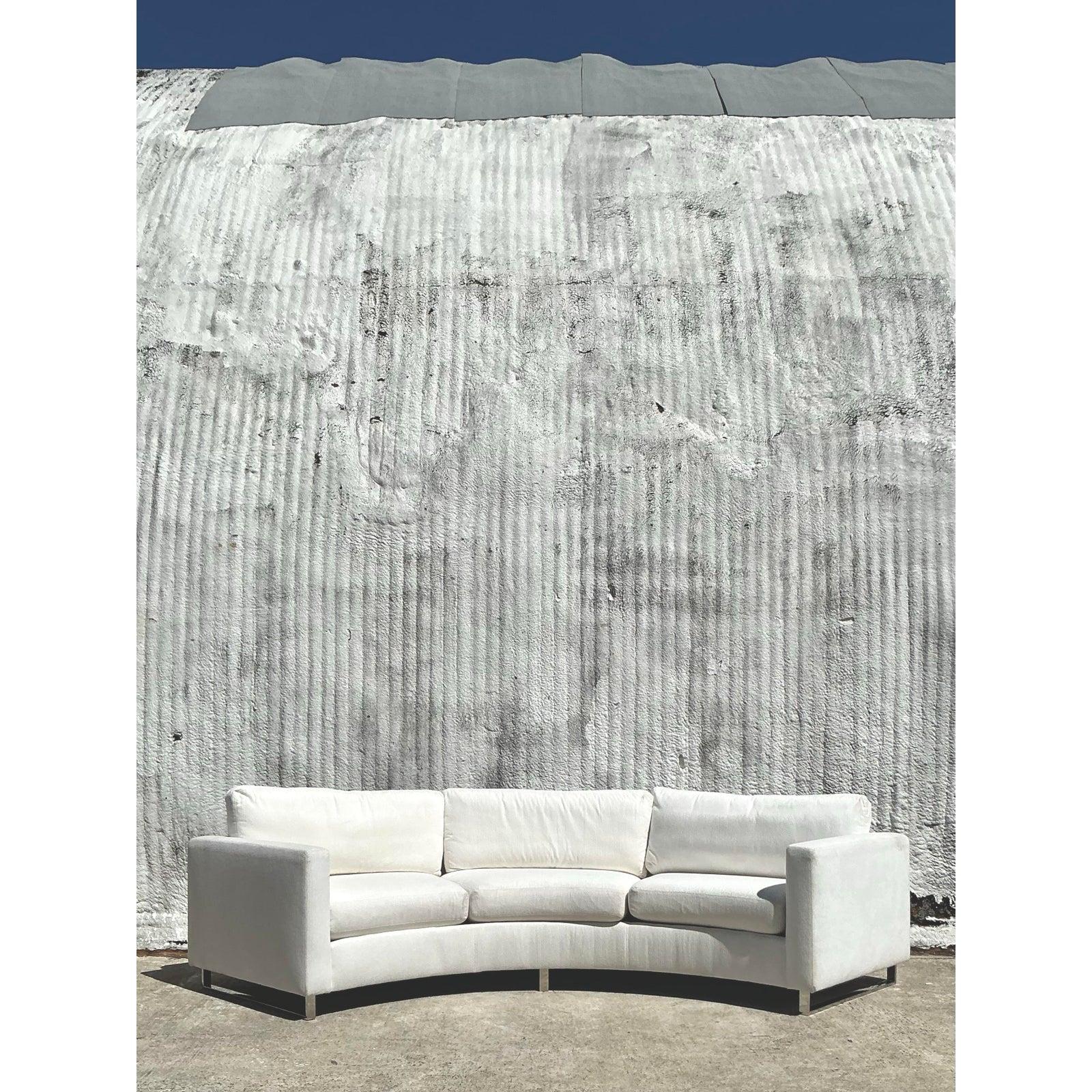 Este impresionante sofá vintage Milo Baughman para Thayer Coggin encarna la sofisticación atemporal con su escultural forma curva y su elegante diseño moderno. Tapizada en un clásico tejido neutro, esta pieza ofrece una mezcla perfecta de comodidad