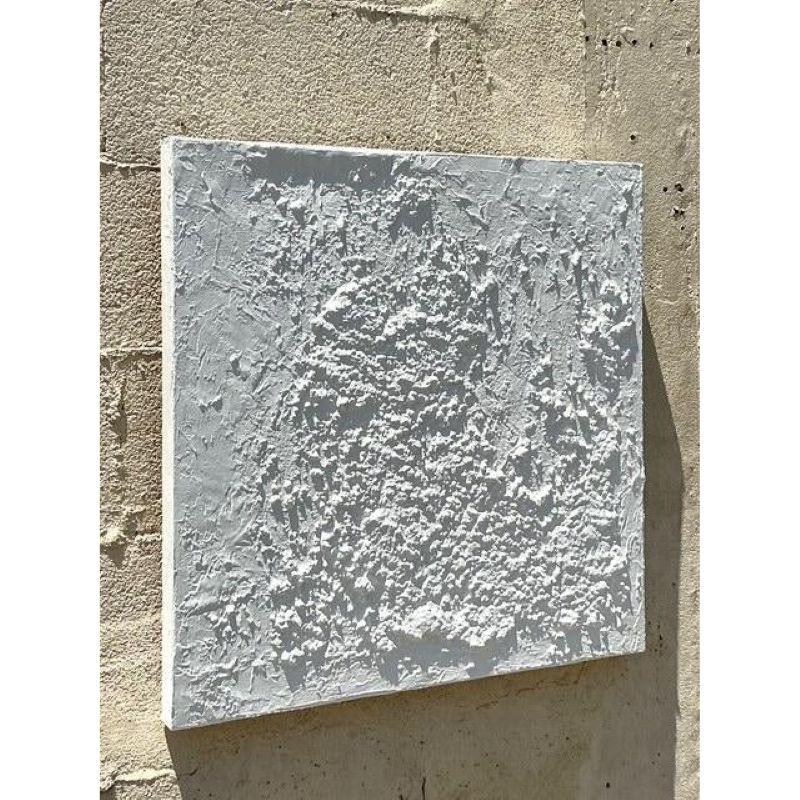 Entdecken Sie die ruhige Schönheit und den taktilen Reiz dieses abstrakten Originalbildes im Vintage-Stil. Das in Mischtechnik und Öl auf Leinwand ausgeführte Werk besticht durch seine stark strukturierte Oberfläche in einer raffinierten monochromen