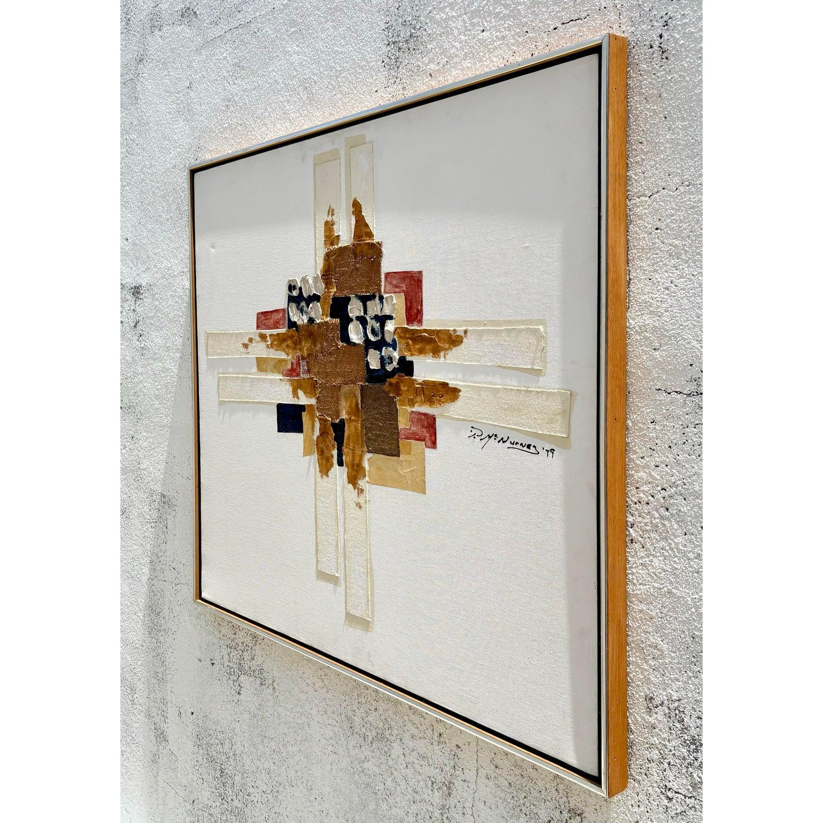 Dieses signierte Mixed-Media-Gemälde ist ein kraftvolles und anspruchsvolles Werk der abstrakten Kunst des späten 20. Die Künstlerin schafft einen dynamischen, architektonischen Brennpunkt mit geschichteten geometrischen Formen, starkem Impasto und