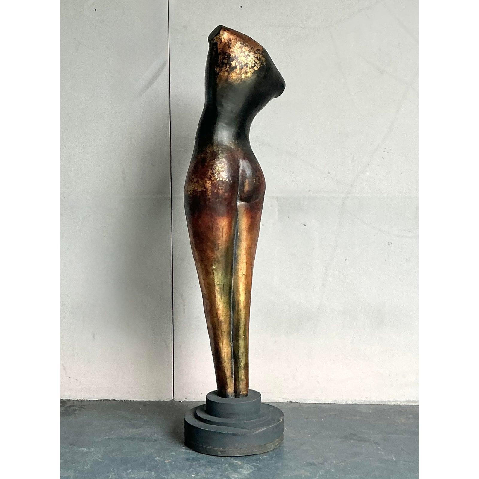 Attira l'attenzione in qualsiasi stanza con questa sorprendente scultura monumentale astratta figurativa di una donna in stile vintage boho. Eleganza e portamento, le curve sensuali del busto e la patina metallica testurizzata emanano un'eleganza