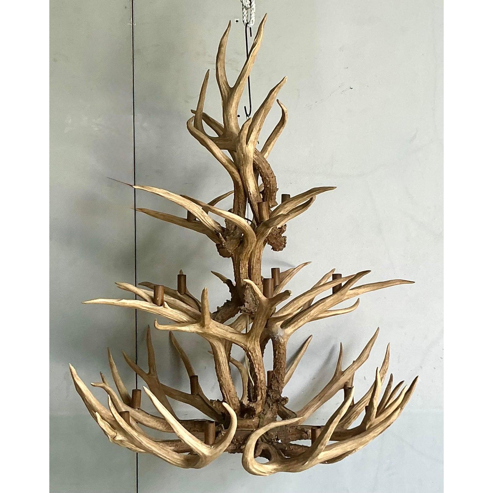 Rustique Lustre en bois de cerf vintage Boho Monumental en vente