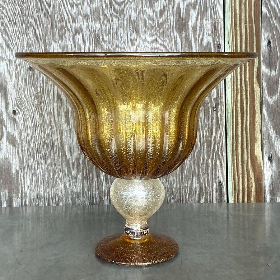 Questa ciotola monumentale in vetro artistico vintage emana raffinatezza e fascino senza tempo. Realizzato con una squisita estetica boho, le sue ricche tonalità ambrate e la superficie increspata irradiano eleganza, rendendolo un pezzo forte per