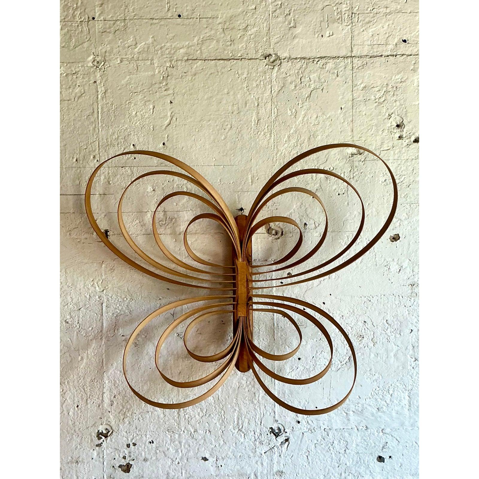 Celebra la bellezza della natura e il design minimalista con questa monumentale scultura da parete di farfalle vintage. Realizzato magistralmente in legno curvato, questo pezzo cattura l'essenza della leggerezza e del volo. Delicati nastri di legno