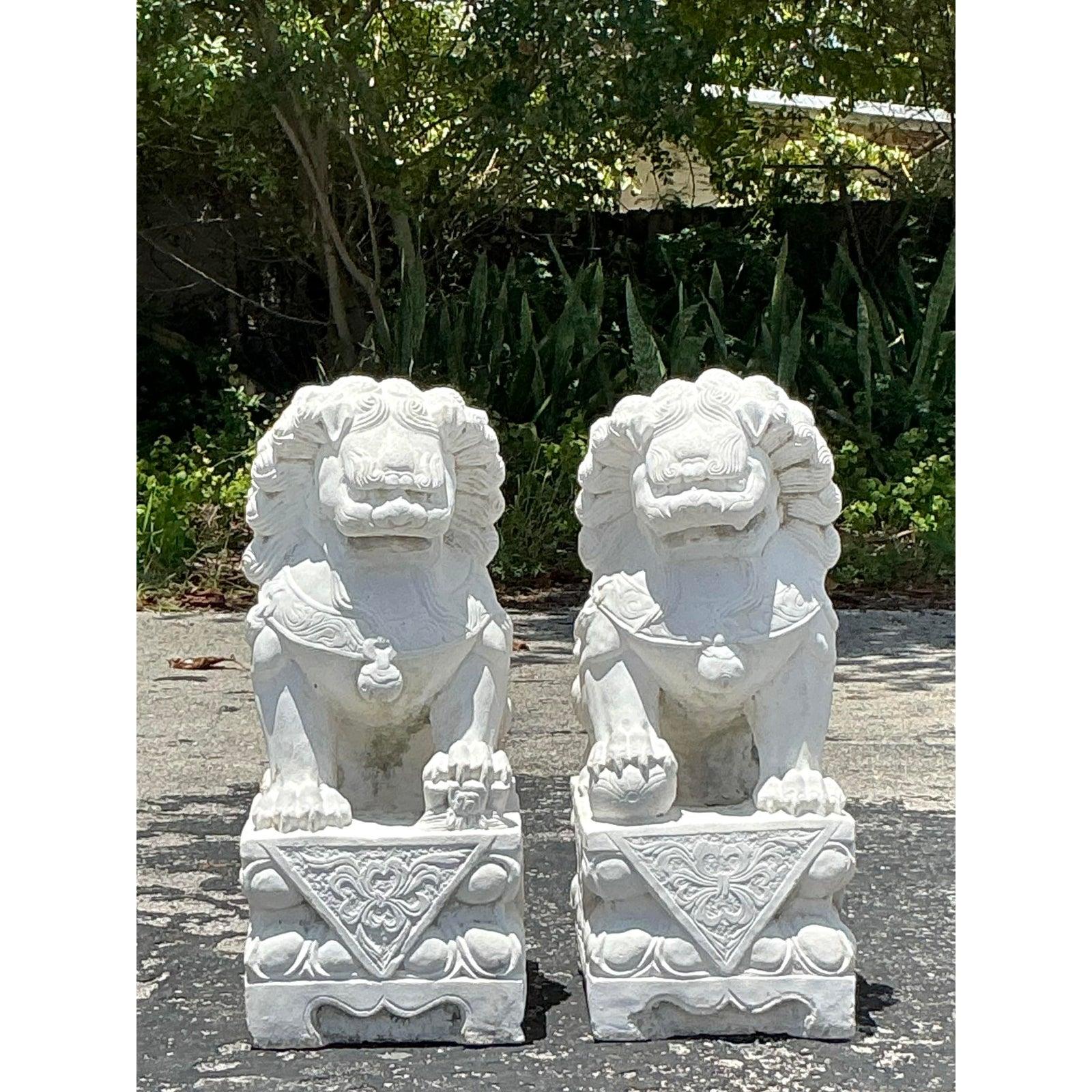 Invita un'aura di protezione antica e di misticismo globale nel tuo spazio con questa monumentale coppia di cani da caccia vintage in pietra scolpita. Tradizionalmente conosciuti come leoni guardiani, queste imponenti sculture incarnano forza,