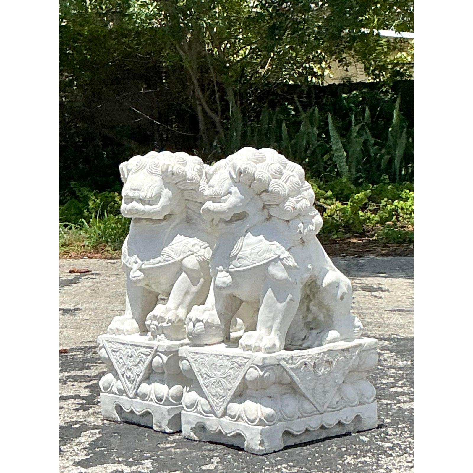 Cinese Cani Foo in pietra scolpita monumentale vintage Boho - Una coppia in vendita