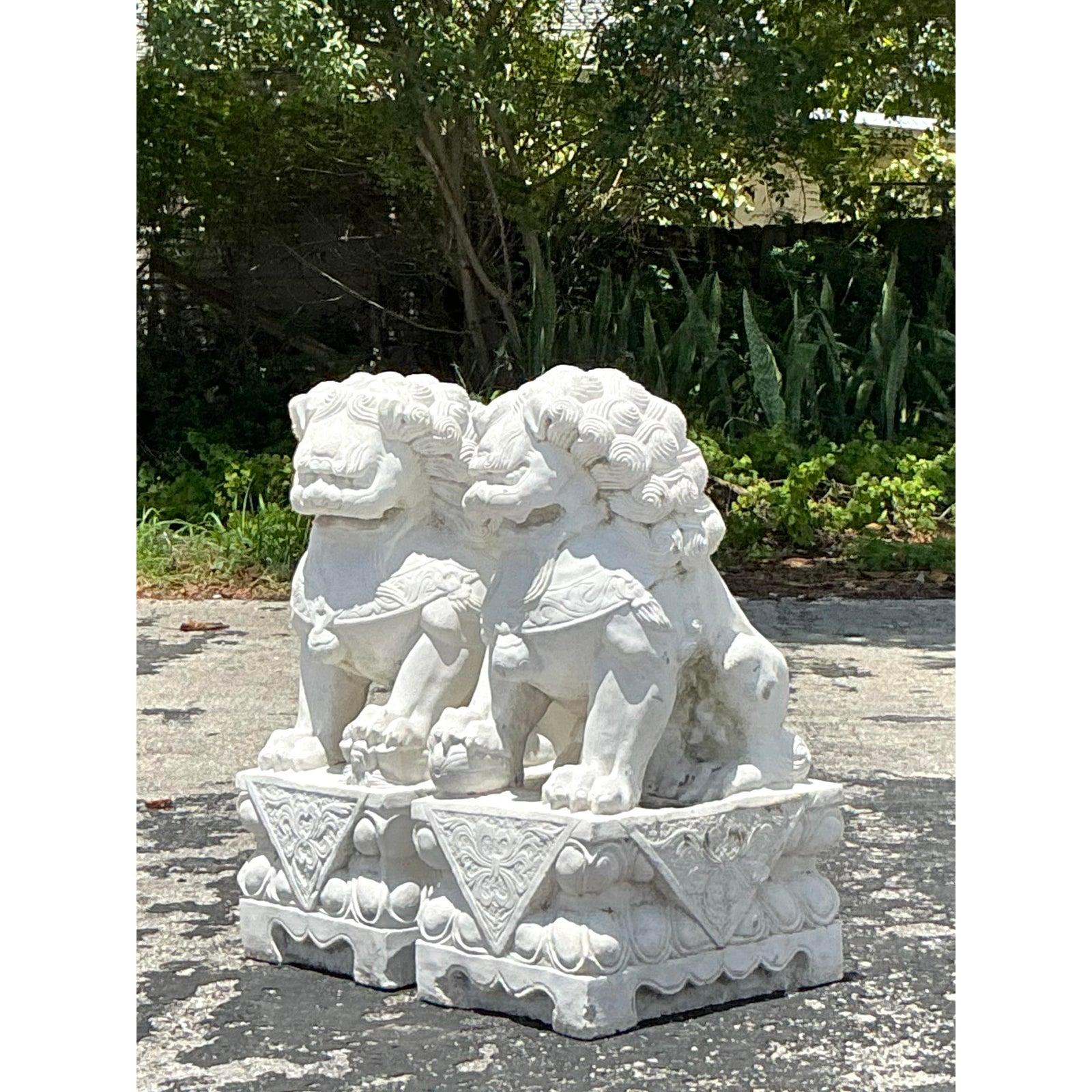 XX secolo Cani Foo in pietra scolpita monumentale vintage Boho - Una coppia in vendita