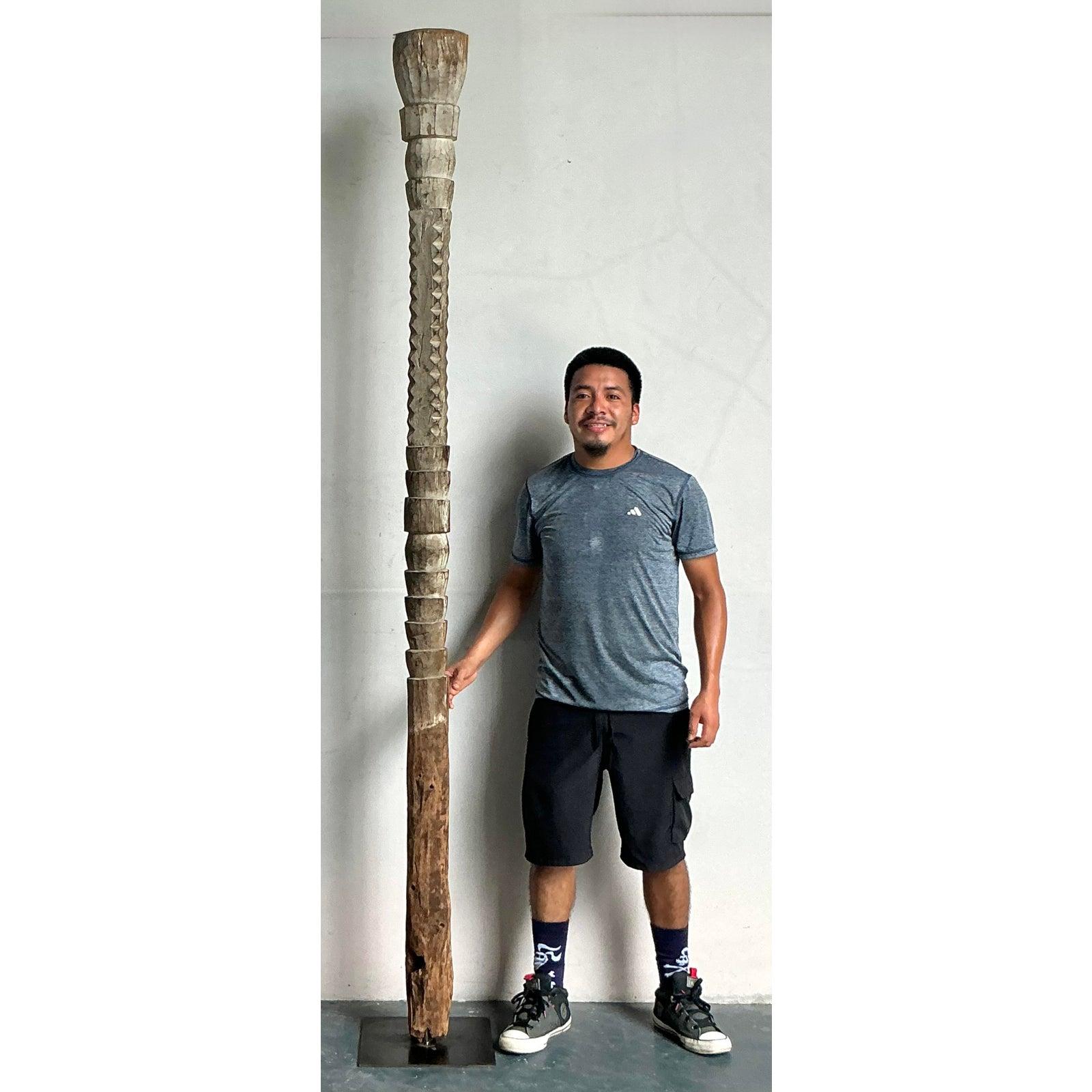 Fai una dichiarazione profonda con questa scultura totem monumentale in legno intagliato vintage Boho, un pezzo davvero accattivante di arte primitiva. Ricavato a mano da un pezzo di legno consistente, questo totem presenta intagli intriganti e