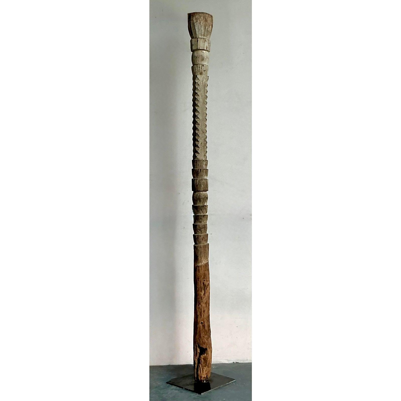 Rustico Scultura totem monumentale intagliata vintage di Boho in vendita