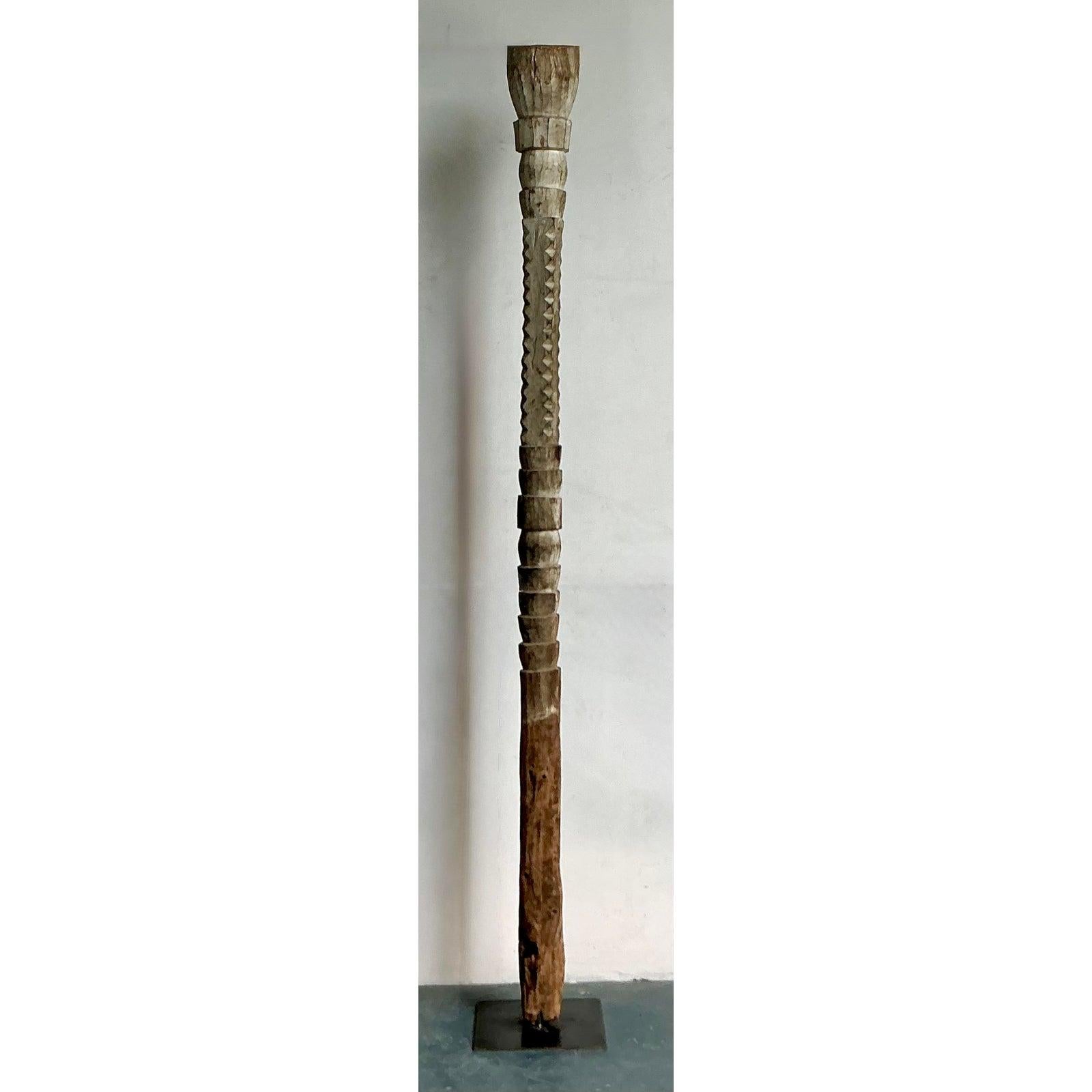 Americano Scultura totem monumentale intagliata vintage di Boho in vendita
