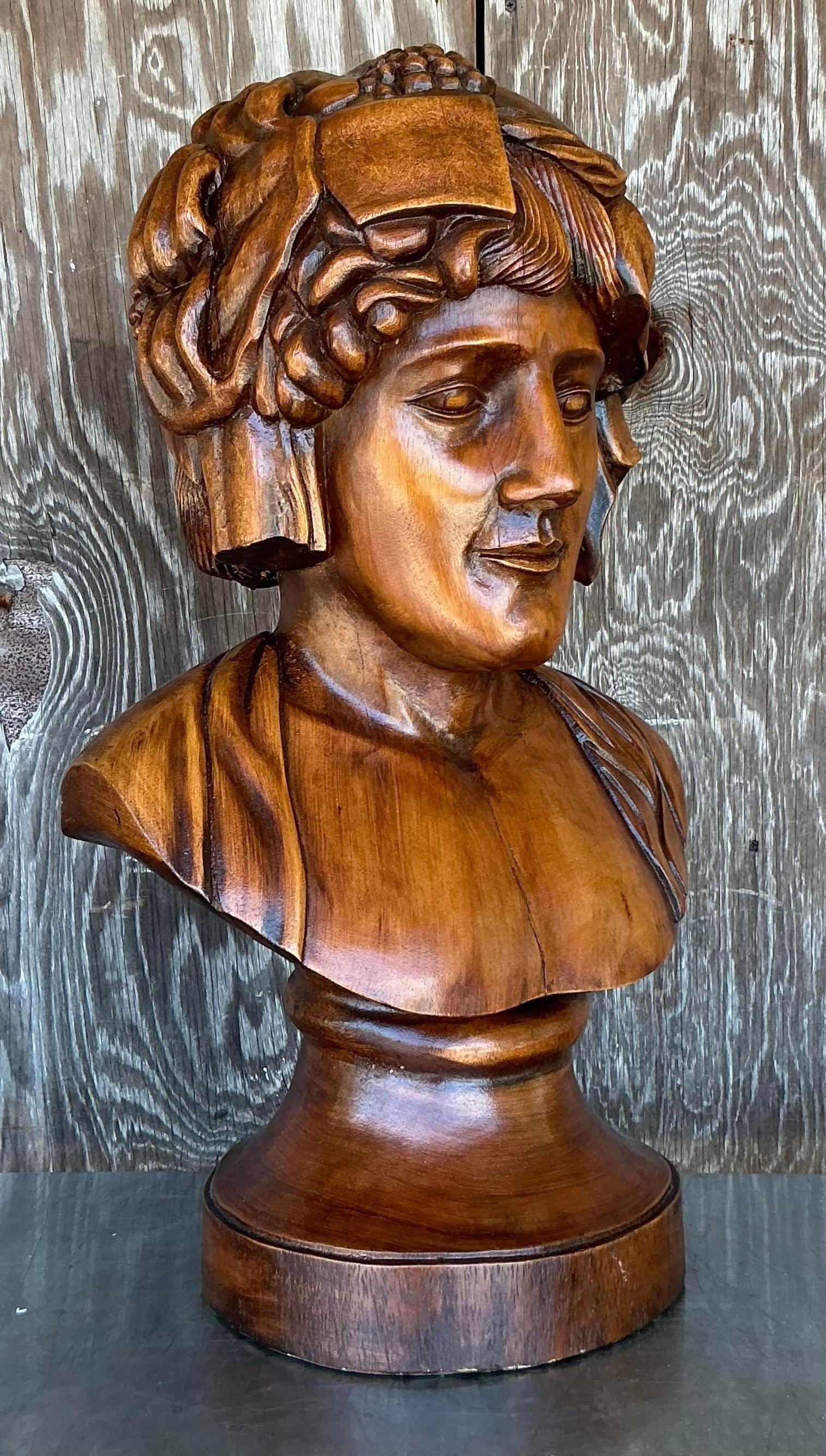 Immergiti nel fascino del passato con questo busto monumentale di donna intagliato in legno vintage Boho. Realizzato con dettagli meticolosi, questo pezzo sorprendente cattura l'essenza dello stile bohémien, fondendo intricati intagli con un senso