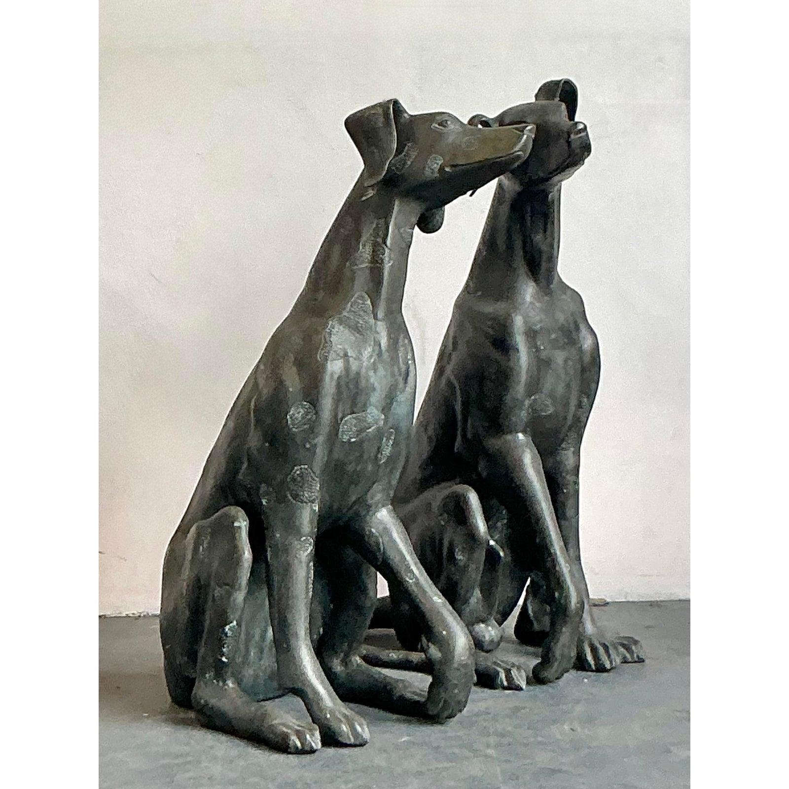 Ti presentiamo un'affascinante coppia di sculture monumentali vintage di cani in bronzo fuso, che incarnano un'estetica Boho distintiva. Questi magnifici pezzi emanano un fascino senza tempo, mostrando una squisita lavorazione artigianale e una