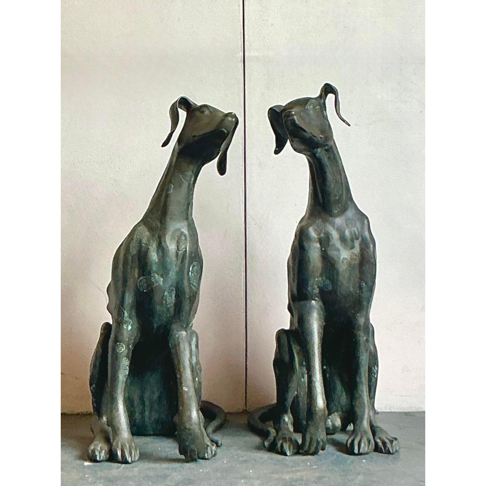 Rustico Cani monumentali in bronzo fuso vintage Boho - Una coppia in vendita